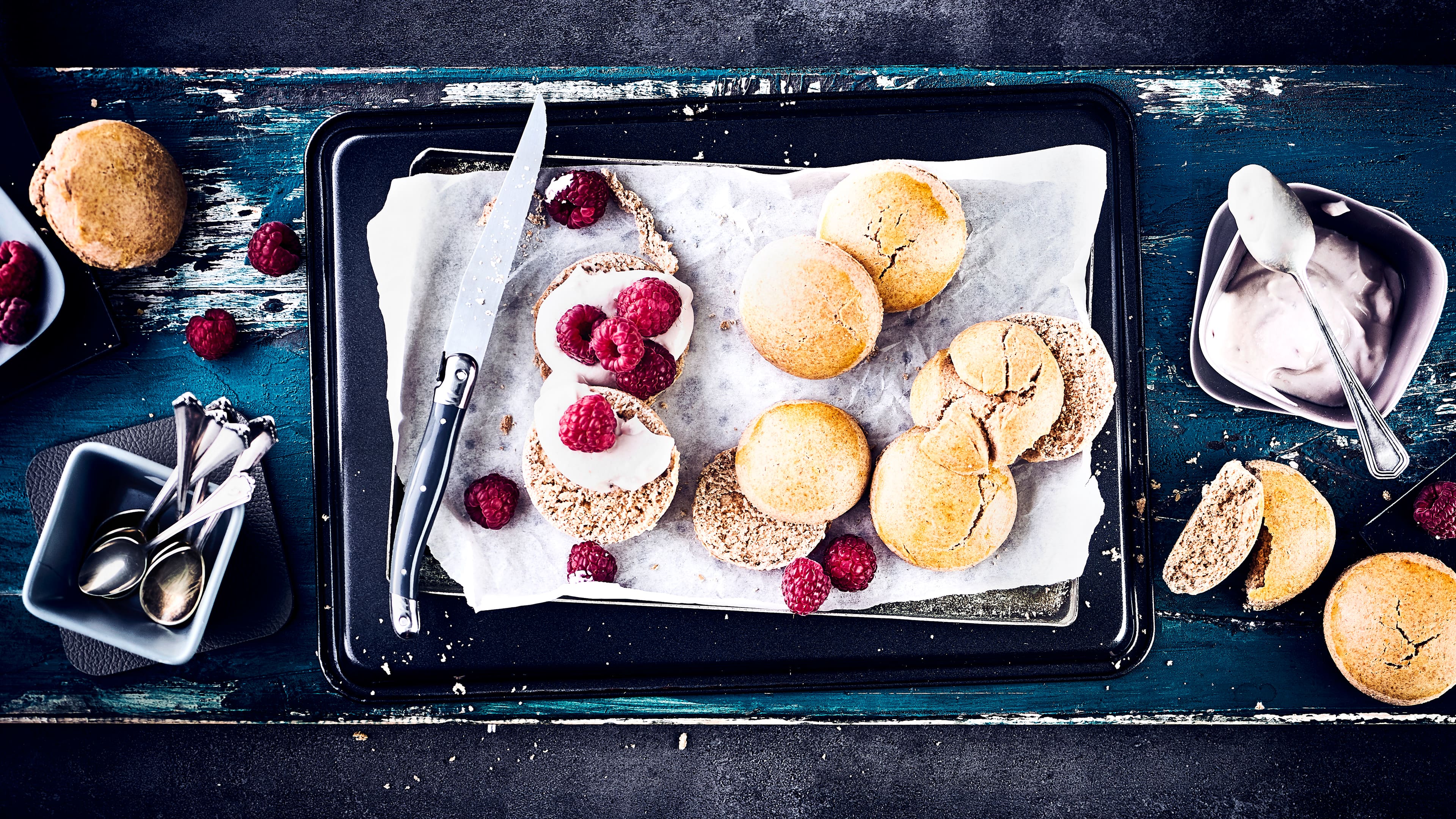 Scones mit Himbeercreme Scones mit HimbeercremeOb zum Tee oder für Ihr Party-Buffet: die typischen englischen Gebäckstücke passen zu jedem Anlass. Probieren Sie unsere Himbeercreme dazu. Sie werden die Scones lieben!