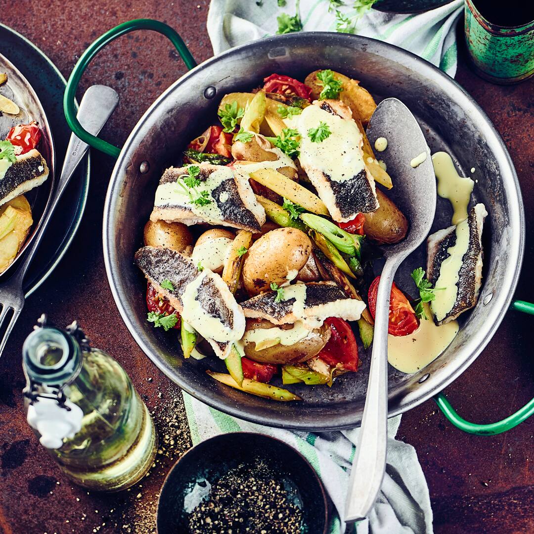 Seezunge ist vielseitig verwendbar in Rezepten und als sehr feiner Fisch bekannt. Wir servieren ihn in Zitronen-Buttersauce mit Spargel und Kartoffeln als Beilage.