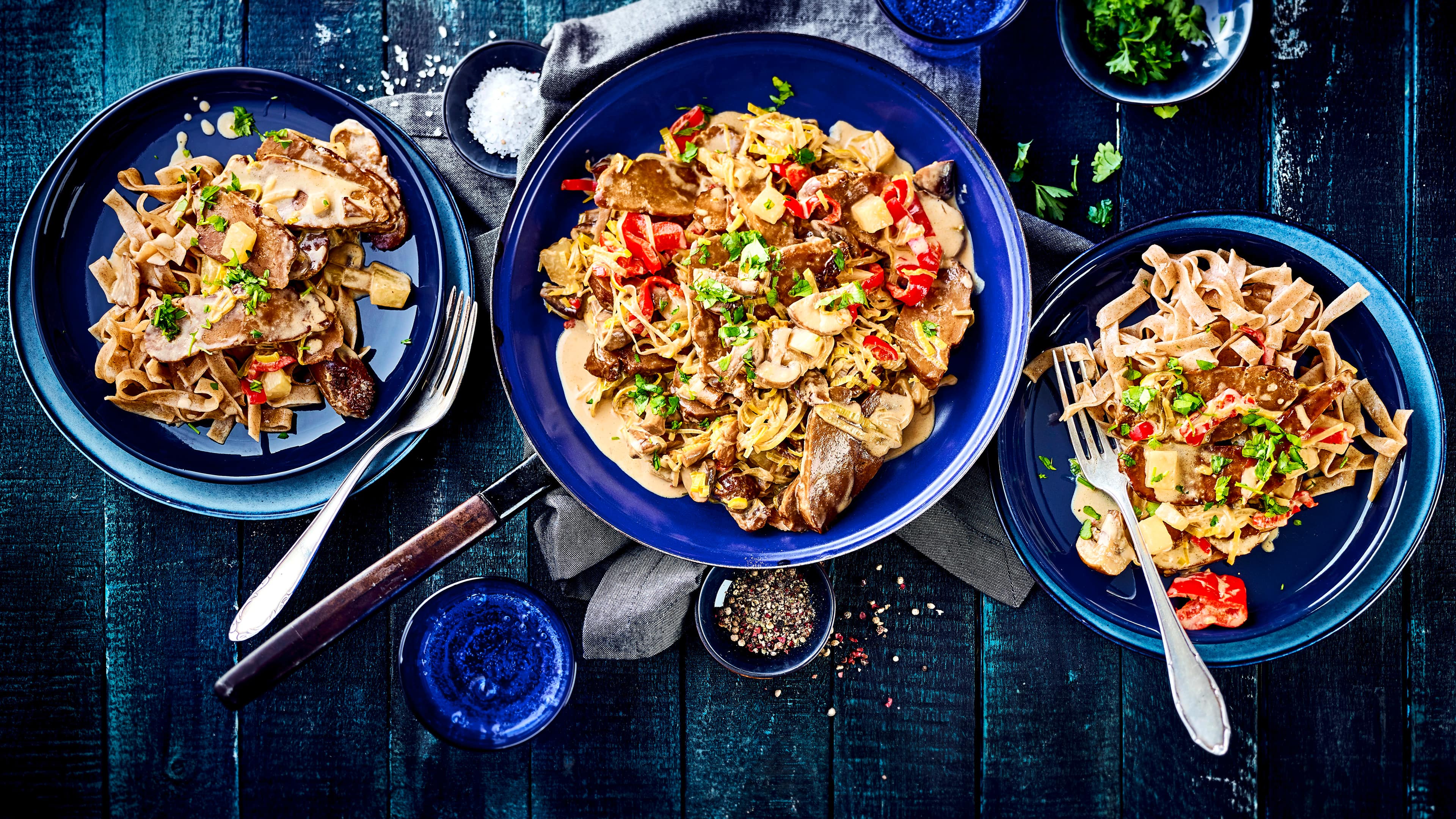 Seitan-Geschnetzeltes Geschnetzeltes mit Pilzen und dazu Nudeln ist immer eine Idee fürs Familienessen und wer auf Fleisch verzichten möchte, probiert einfach mal unser Rezept für selbstgemachtes Seitan-Geschnetzeltes aus!