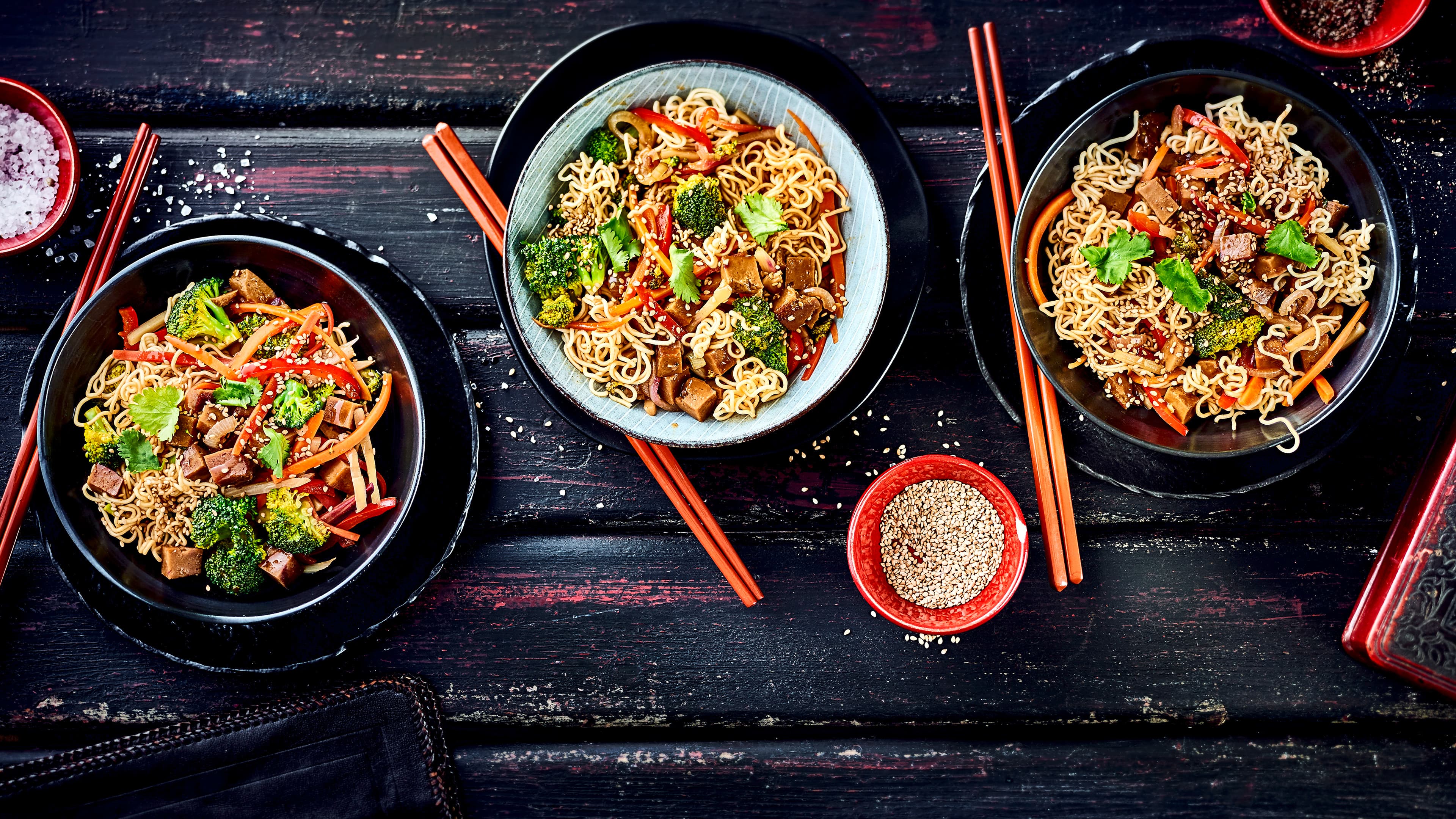 Hier kochen Sie asiatisch mit viel Gemüse und ganz ohne Fleisch: Unser Seitan süß sauer besteht aus Paprika, Karotten, Brokkoli, Bambussprossen, Frühlingszwiebeln und Seitan in selbstgemachter süß saurer Soße. Mie-Nudeln runden das Ganze ab!