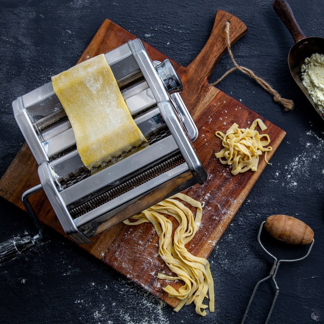 Nudeln selber machen lohnt sich auf jeden Fall, sie schmecken bestimmt einzigartig! Probieren Sie es doch einmal mit unserem Rezept für selbstgemachte Tagliatelle – am besten servieren Sie ein selbstgemachtes Pesto dazu.