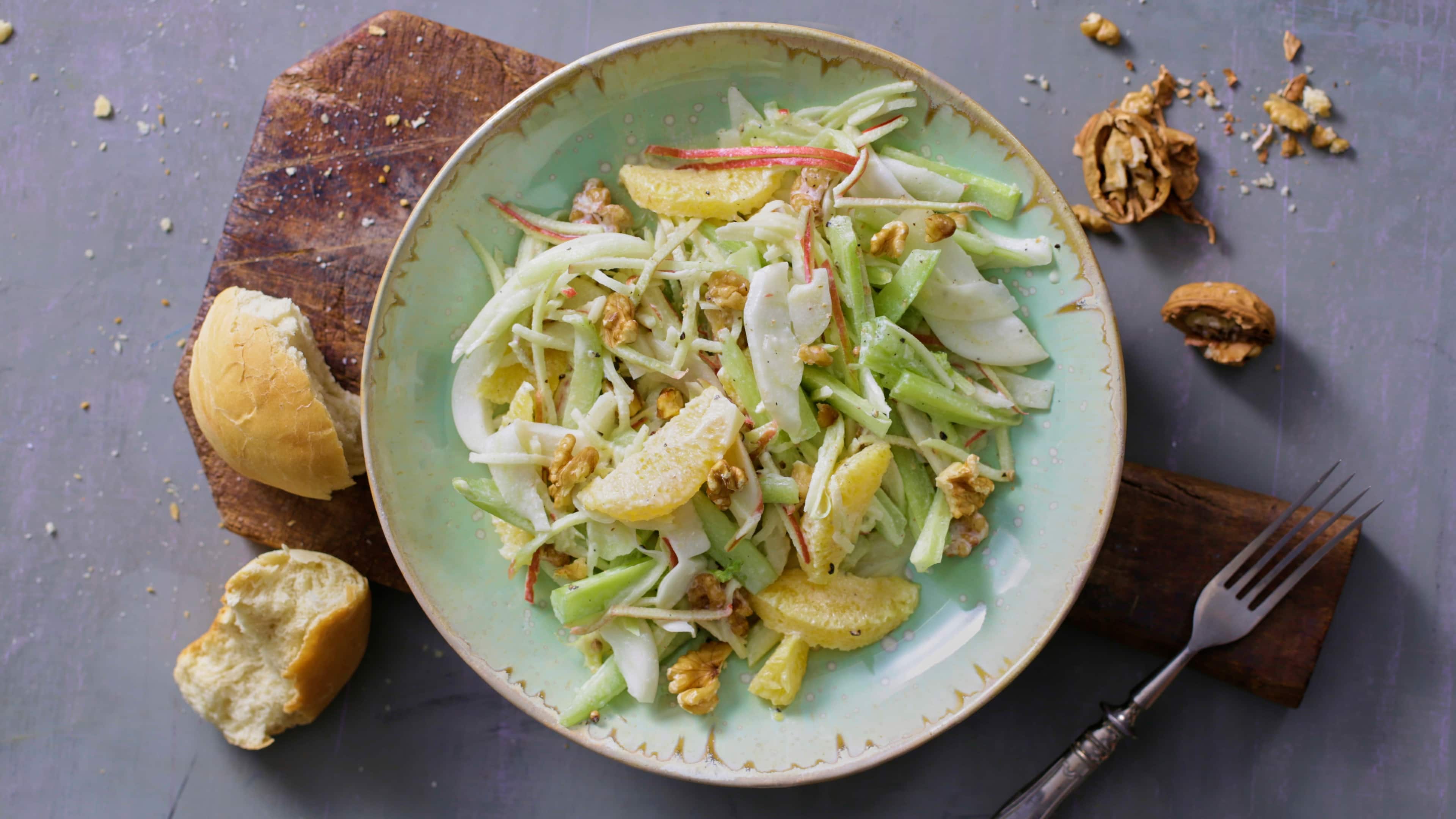 Selleriesalat Servieren Sie Ihren Gästen beim nächsten Besuch unseren leckeren Sellerie-Apfel-Fenchel-Salat mit frisch gebackenen Brioches, Orangenfilets und Walnüssen.