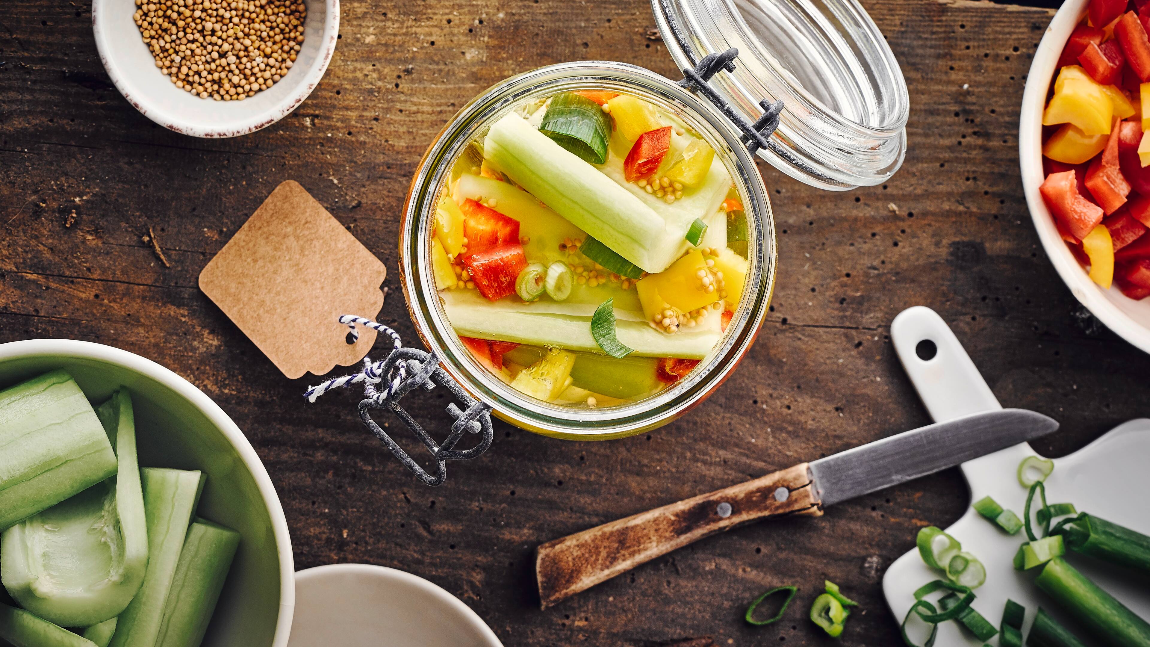 Was tun mit der üppigen Gurkenernte aus dem Garten? Verarbeiten Sie die Kürbisgewächse zur haltbaren Konserve und entdecken Sie unser Rezept für würzige Senfgurken!