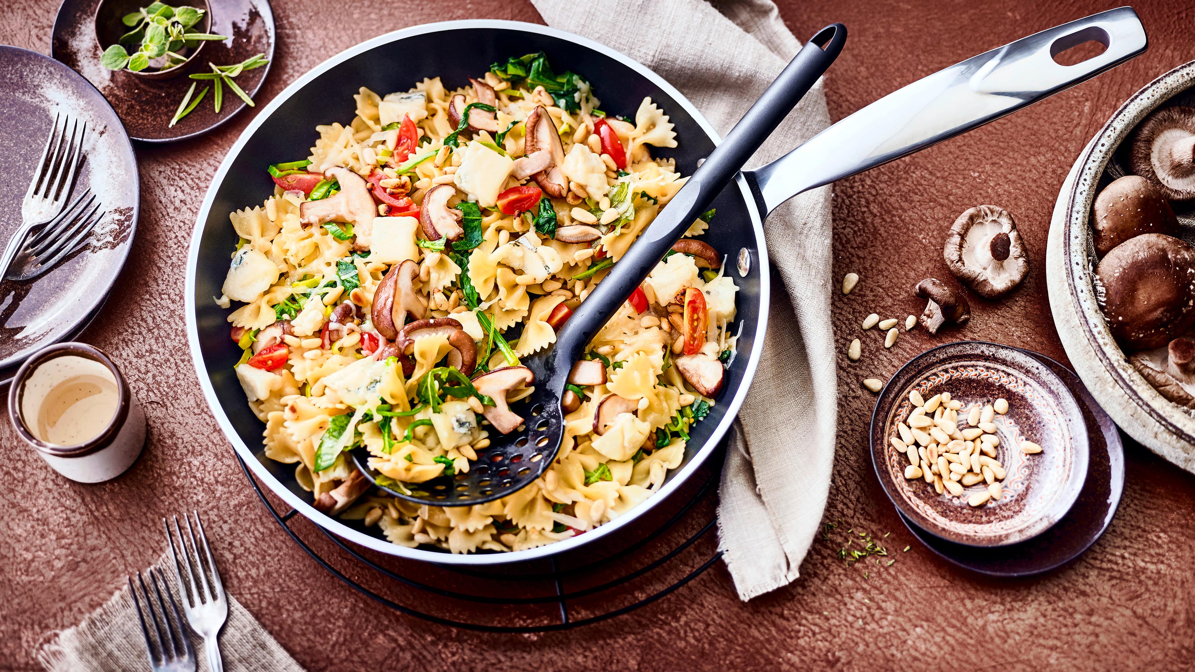 Shiitake-Nudelpfanne Unsere Nudelpfanne mit einer Mischung aus Farfalle, Shiitake-Pilzen und Blattspinat ist in rund 20 Minuten zubereitet. Überzeugen Sie sich selbst!