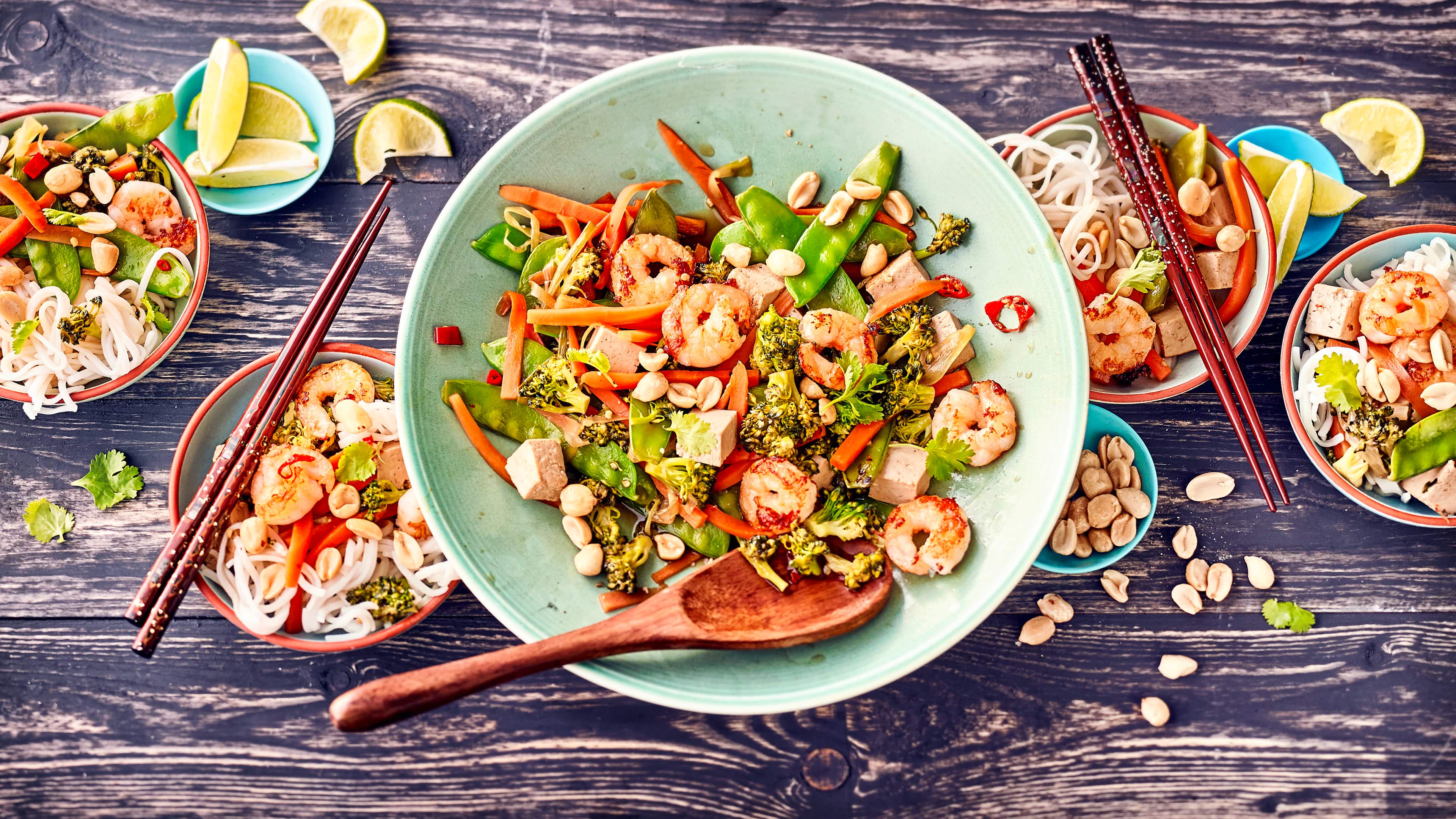 Shirataki Nudeln Wir servieren die asiatischen Shirataki Nudeln mit Tofu, Garnelen und viel frischem Gemüse. Dazu gibt es eine selbstgemachte Soße und viel frischen Koriander!