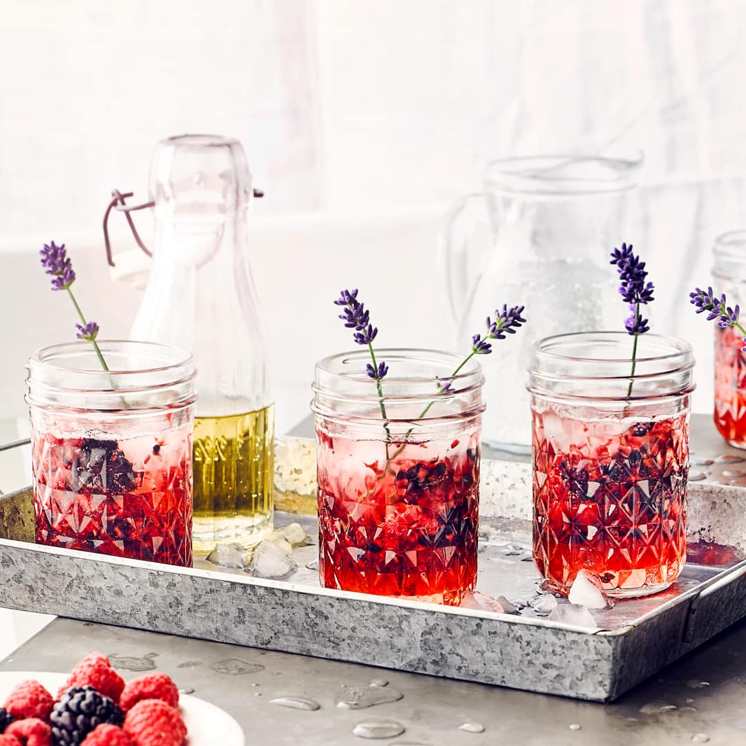 Essigsirup mit Lavendel, Zucker und Beeren ergibt einen herrlich erfrischenden Shrub. Der Name „Shrub“ steht für einen essiggesäutern Fruchtsirup.