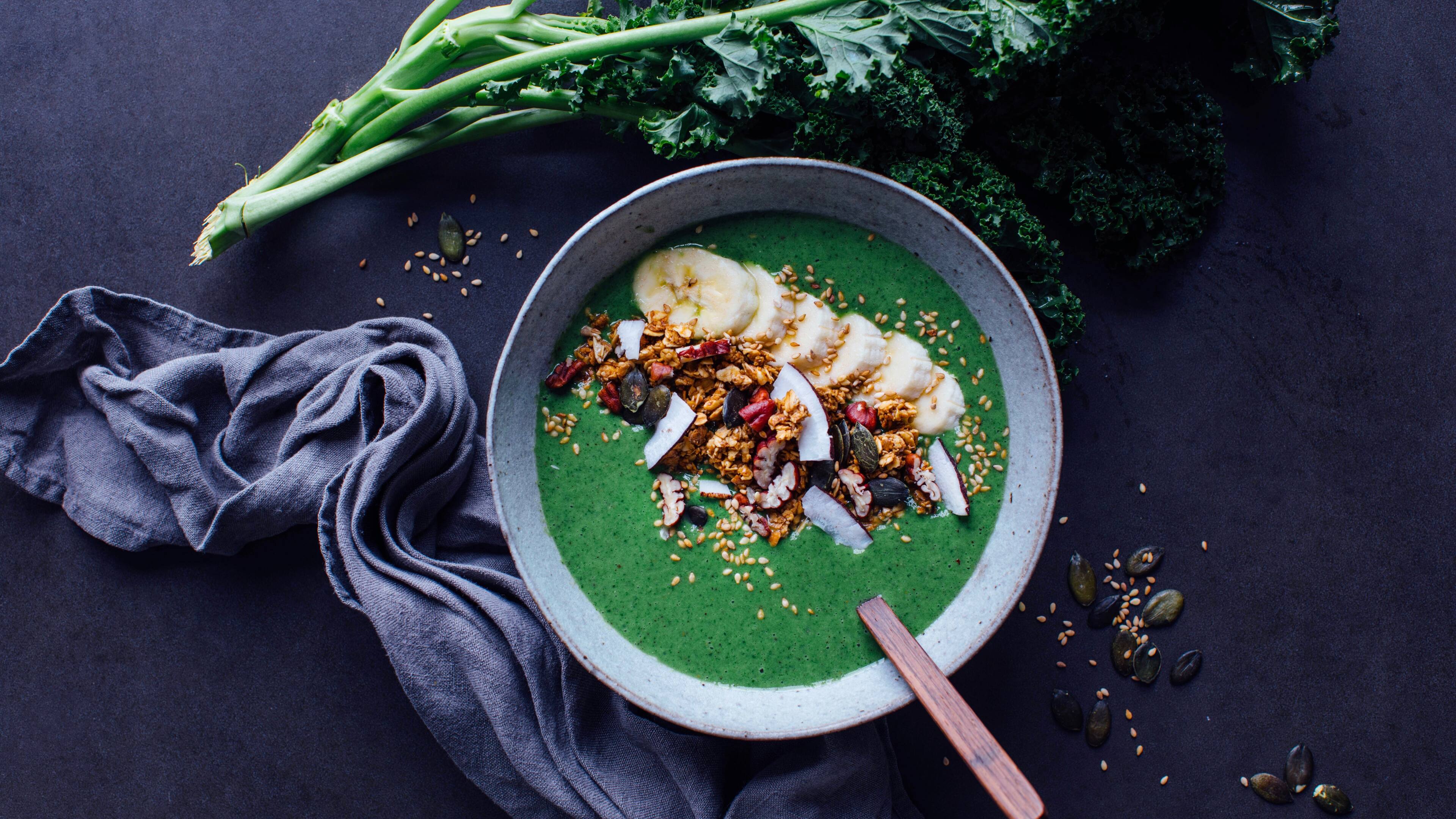 Smoothie-Bowl mit Grünkohl Ab in die Schüssel und los geht’s! Unsere Smoothie-Bowl mit Grünkohl und Kiwi ist gesund und lecker. Getoppt wird sie nur noch durch das Honig-Granola-Nüsse-Sesam-Topping.