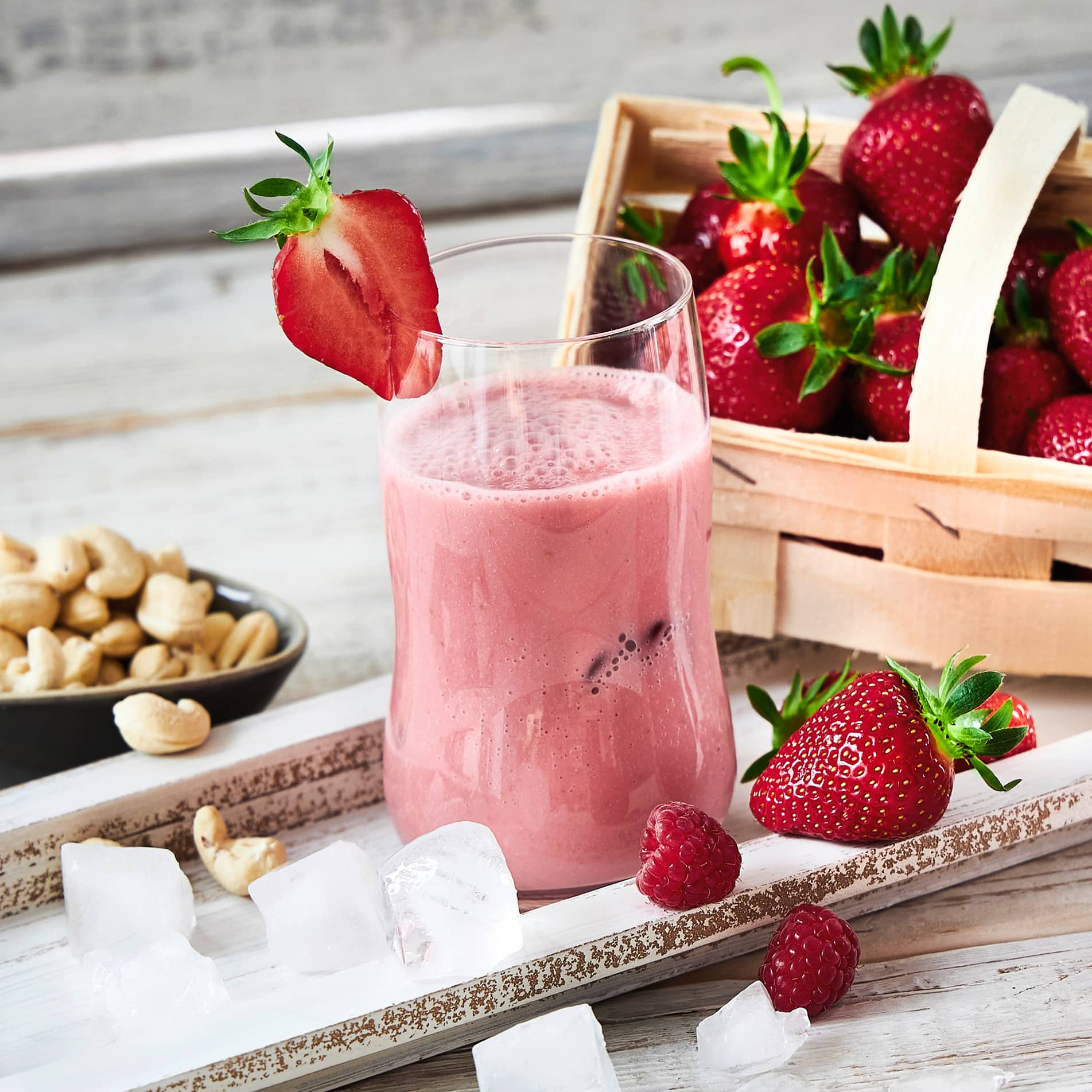 Den Sommer genießen: Unser Rezept für einen fruchtigen Hafer-Beerendrink mit Haferdrink, gemischten Beeren der Saison, Cashewkernen und Ingwerpulver.