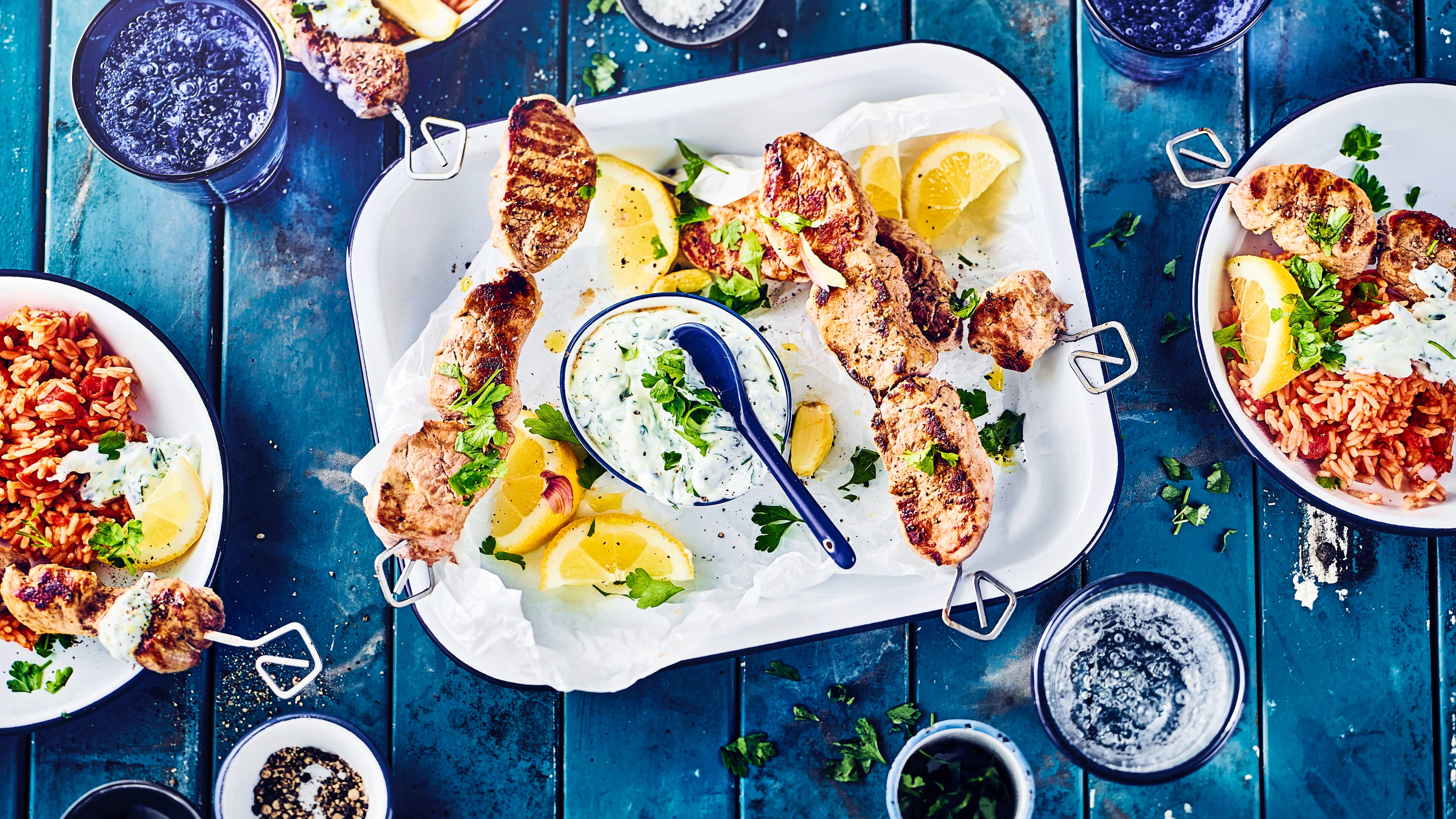 Souvlaki Ein Herzstück der griechischen Küche ist Souvlaki mit Tomatenreis – mit unserem Rezept ganz einfach zuhause einen griechischen Abend veranstalten!