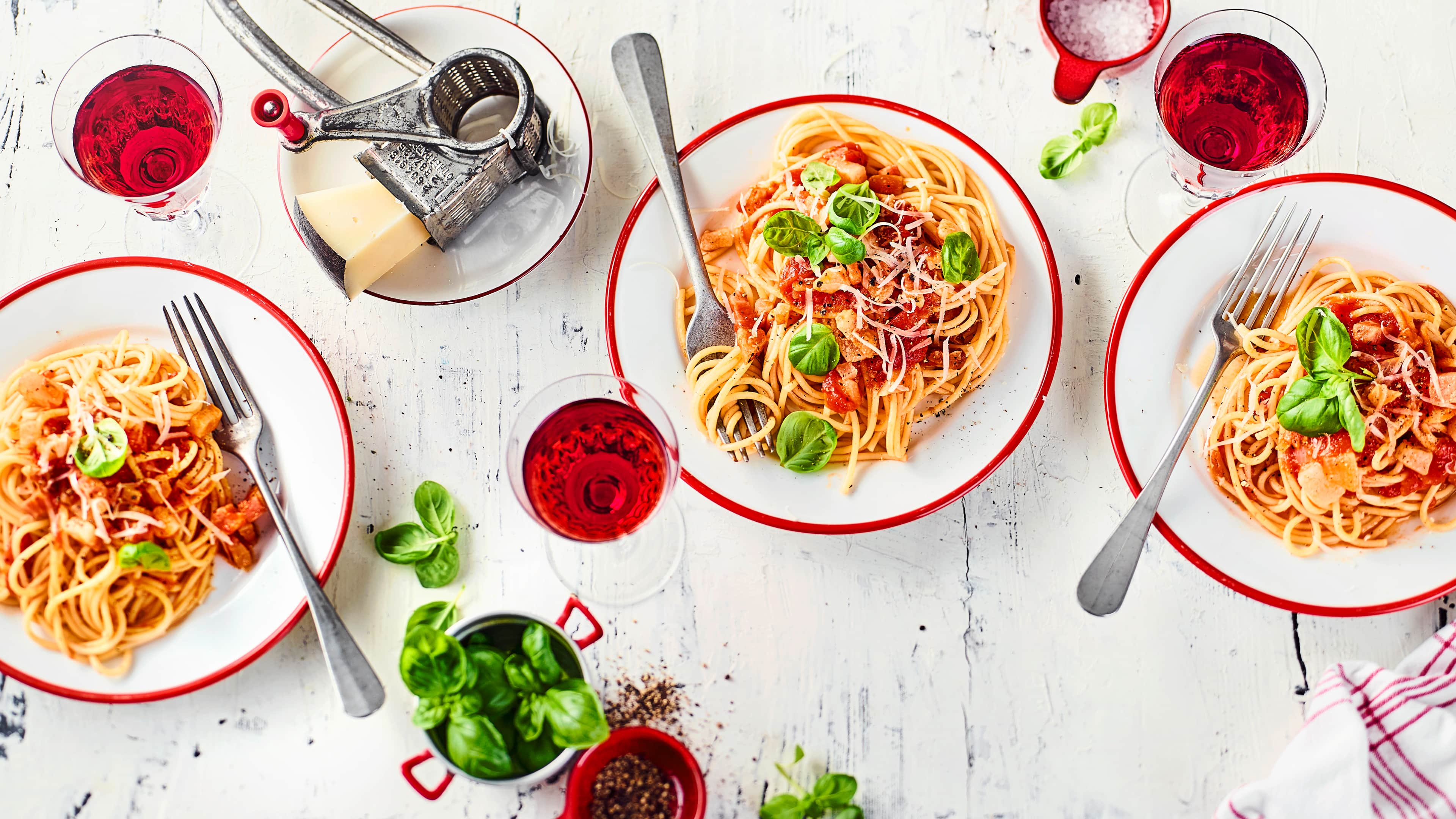 Spaghetti al amatriciana Traditionell italienisch: Spaghetti al amatriciana – der Geschichte nach mit nicht leicht vergänglichen Lebensmitteln einfach und schnell zubereitet.