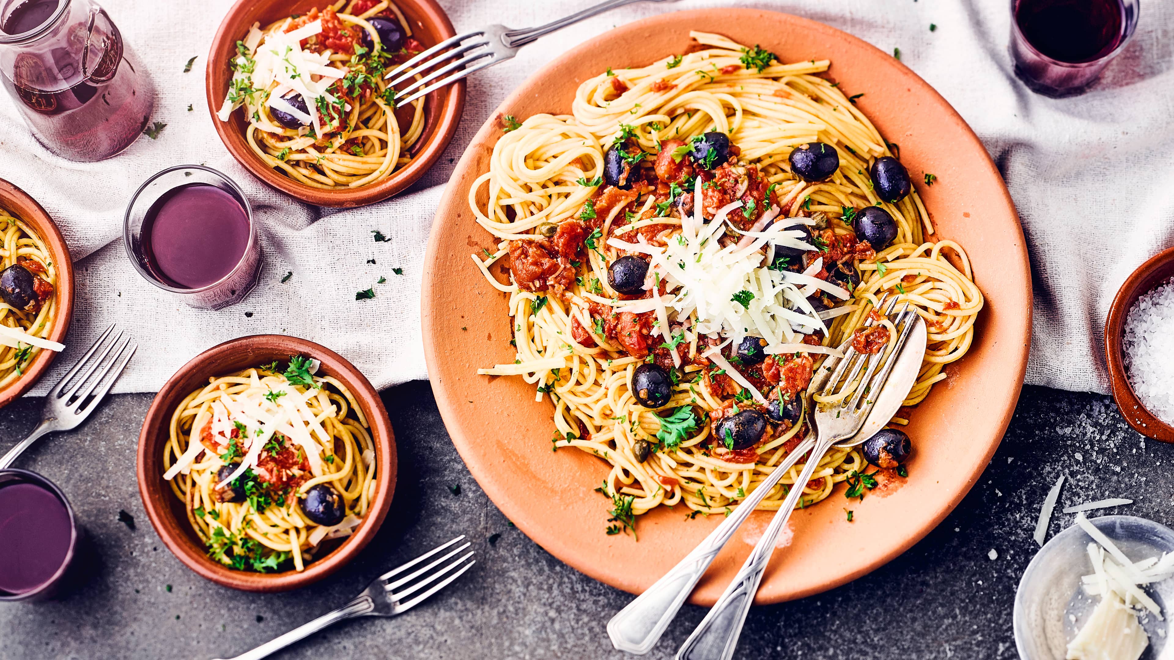 Spaghetti alla puttanesca Spaghetti alla puttanesca