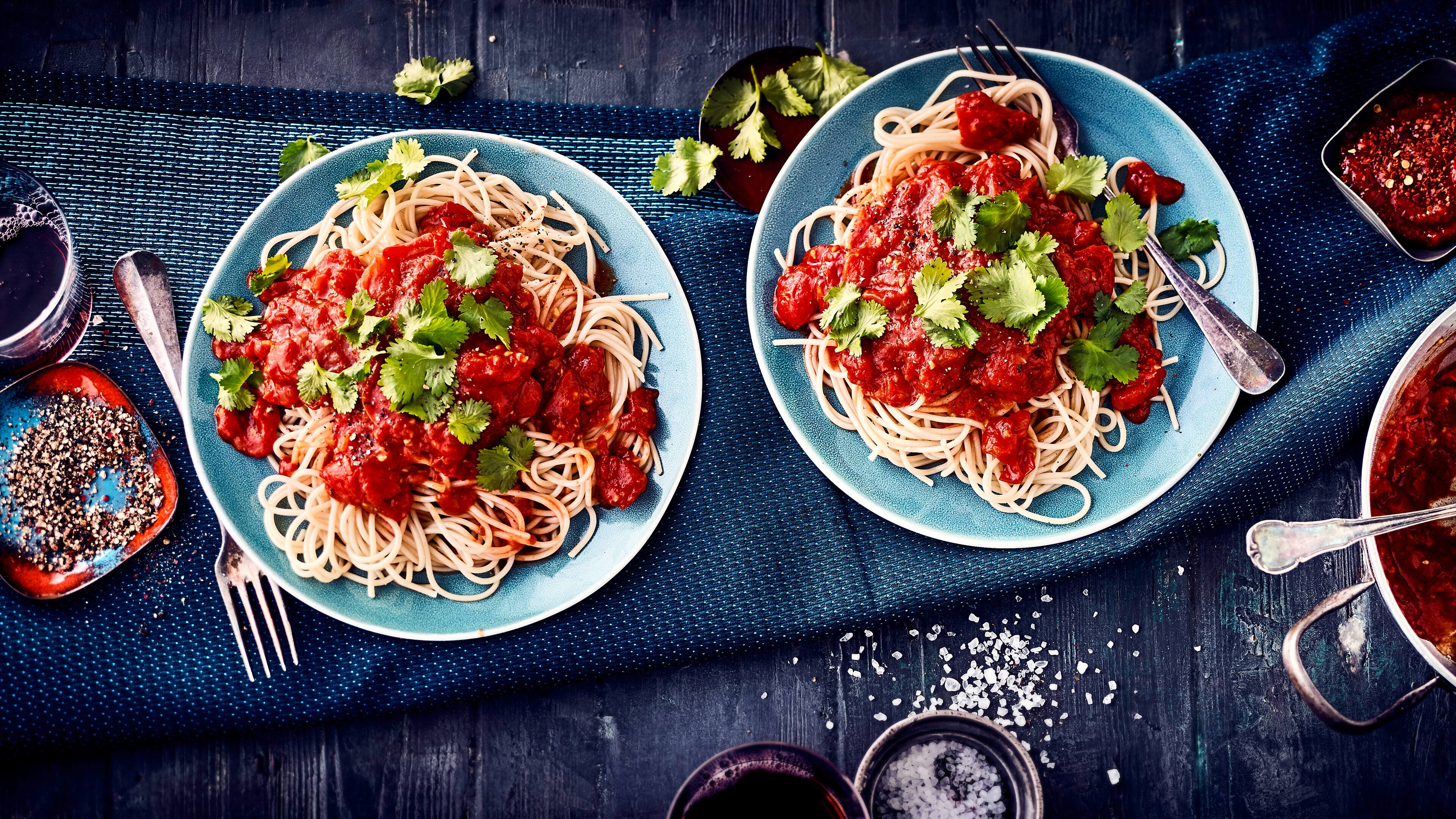 Spaghetti mit scharfer Sauce Haben Sie Appetit auf ein pikantes Pastagericht? Probieren Sie unsere Spaghetti mit scharfer Tomatensauce mit viel Tomaten, Ingwer und einem Hauch Chili.