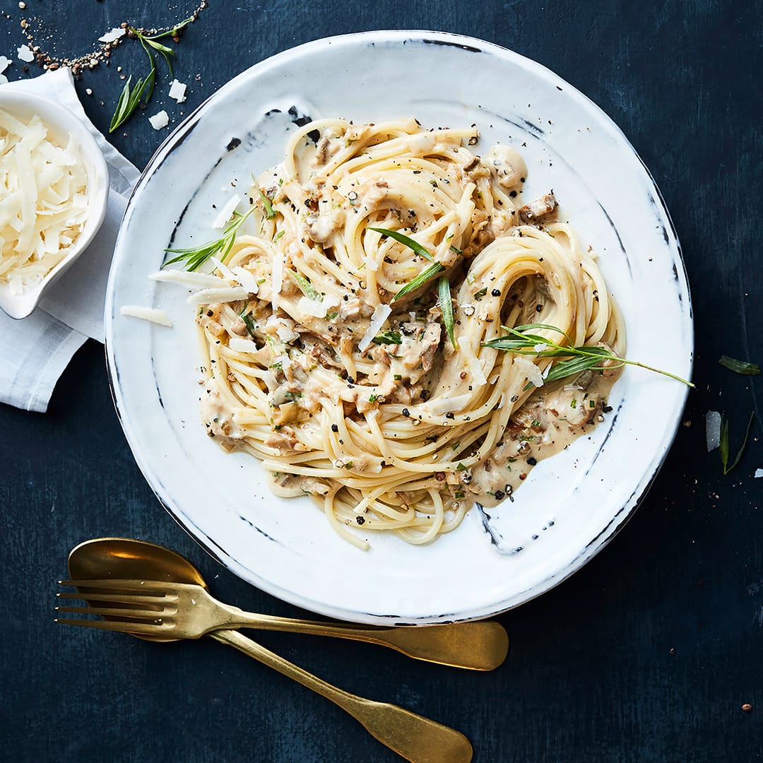 Unser Rezept für Spaghetti mit Steinpilz-Sahnesoße begeistert mit aromatischen Waldpilzen und wird kombiniert mit einer sahnigen Weißwein-Soße