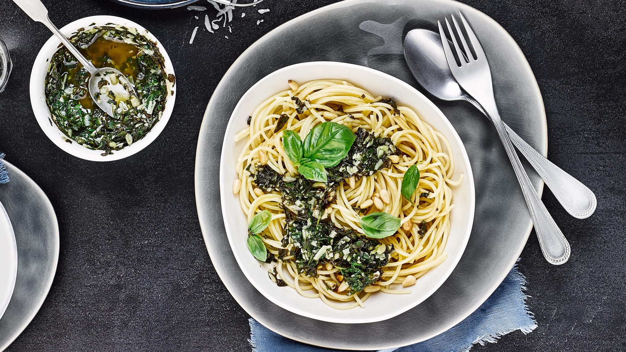 Spaghetti Pesto Mit unserem Rezept bringen Sie diesen Klassiker im Nu selbst auf den Tisch: Spaghetti mit Pesto aus frischem Basilikum – fertig in 20 Minuten!