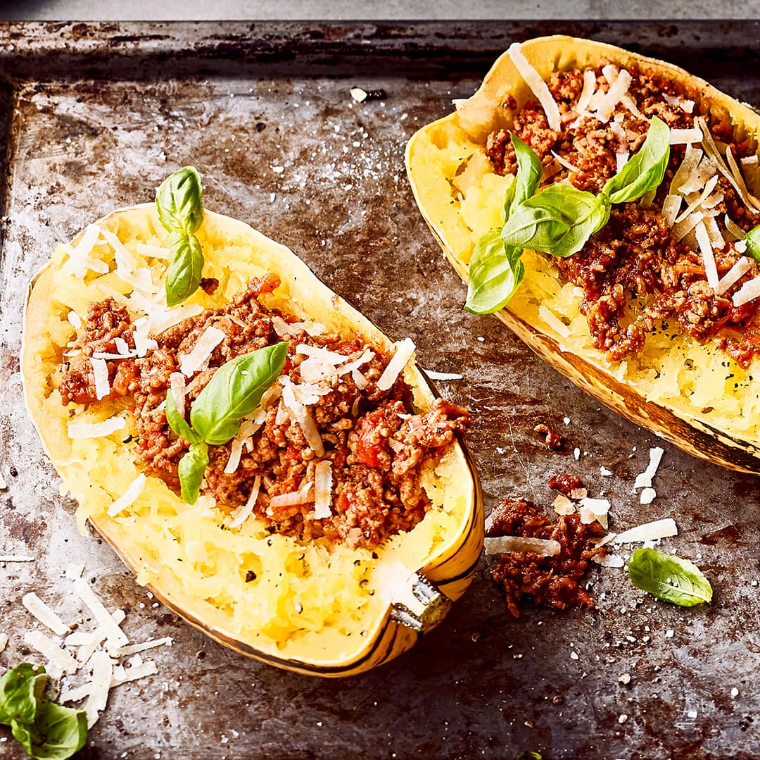 Hier könnte man sogar den Teller sparen und die Spaghetti-ähnlichen Kürbisfäden mit der selbstgemachten Bolognese direkt aus dem Kürbis essen.
