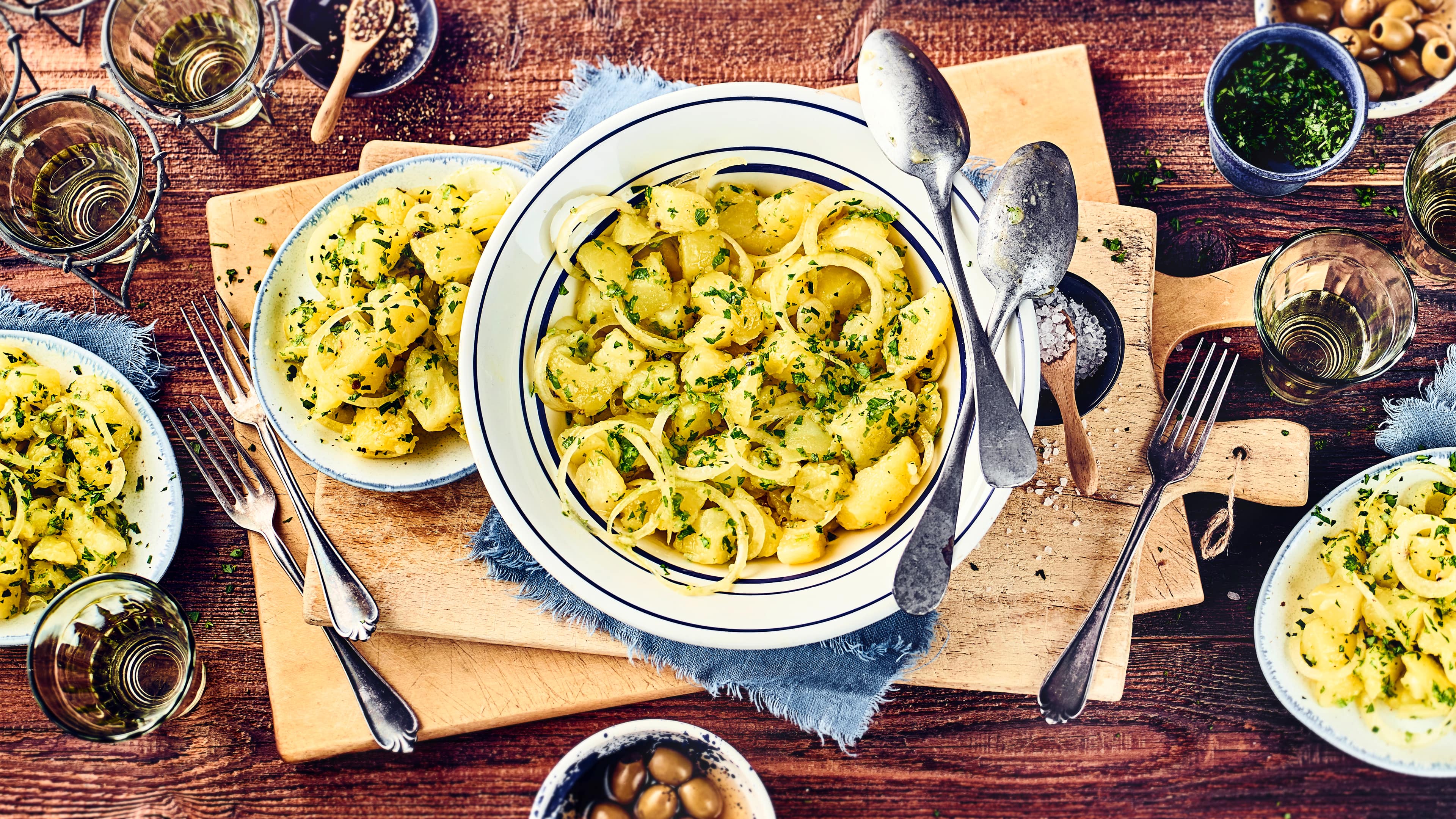 Spanischer Kartoffelsalat Unser spanischer Kartoffelsalat wird mit Zwiebeln, Olivenöl und Petersilie zubereitet und schmeckt wunderbar zu Grillfleisch & Fisch. Probieren Sie es aus!