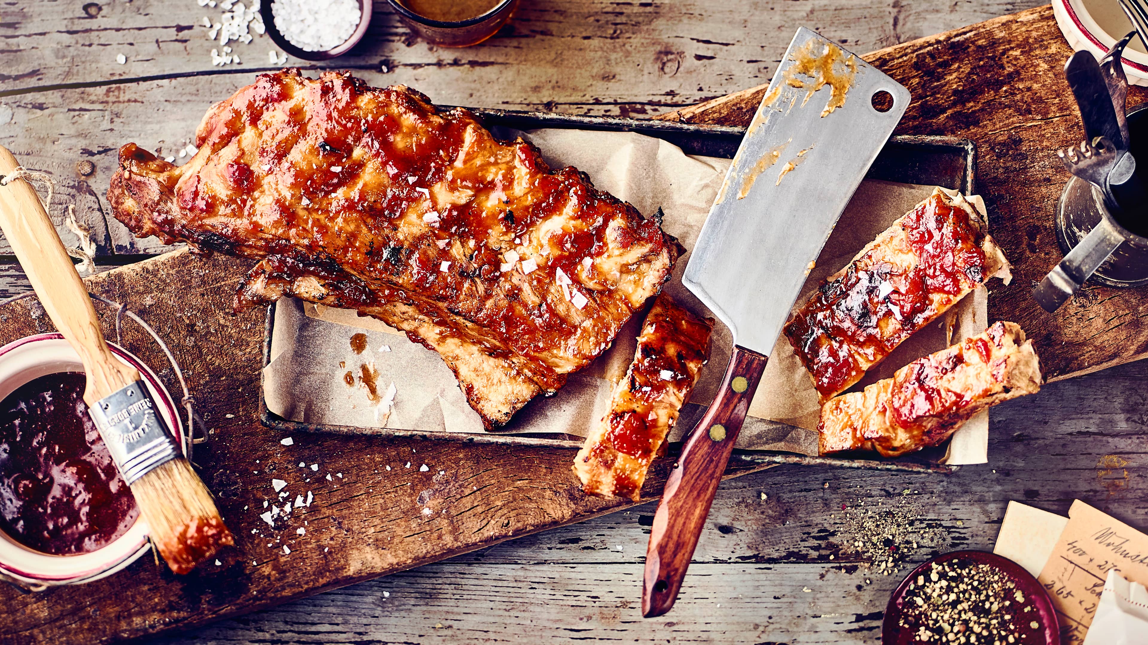Spare Ribs Ein amerikanisches BBQ kommt nicht ohne sie aus: Auch hierzulande gehören Spare Ribs zu den beliebtesten Grillspezialitäten. Marinieren und grillen Sie die würzigen Rippchen selbst oder bereiten Sie das Fleisch im Backofen zu.