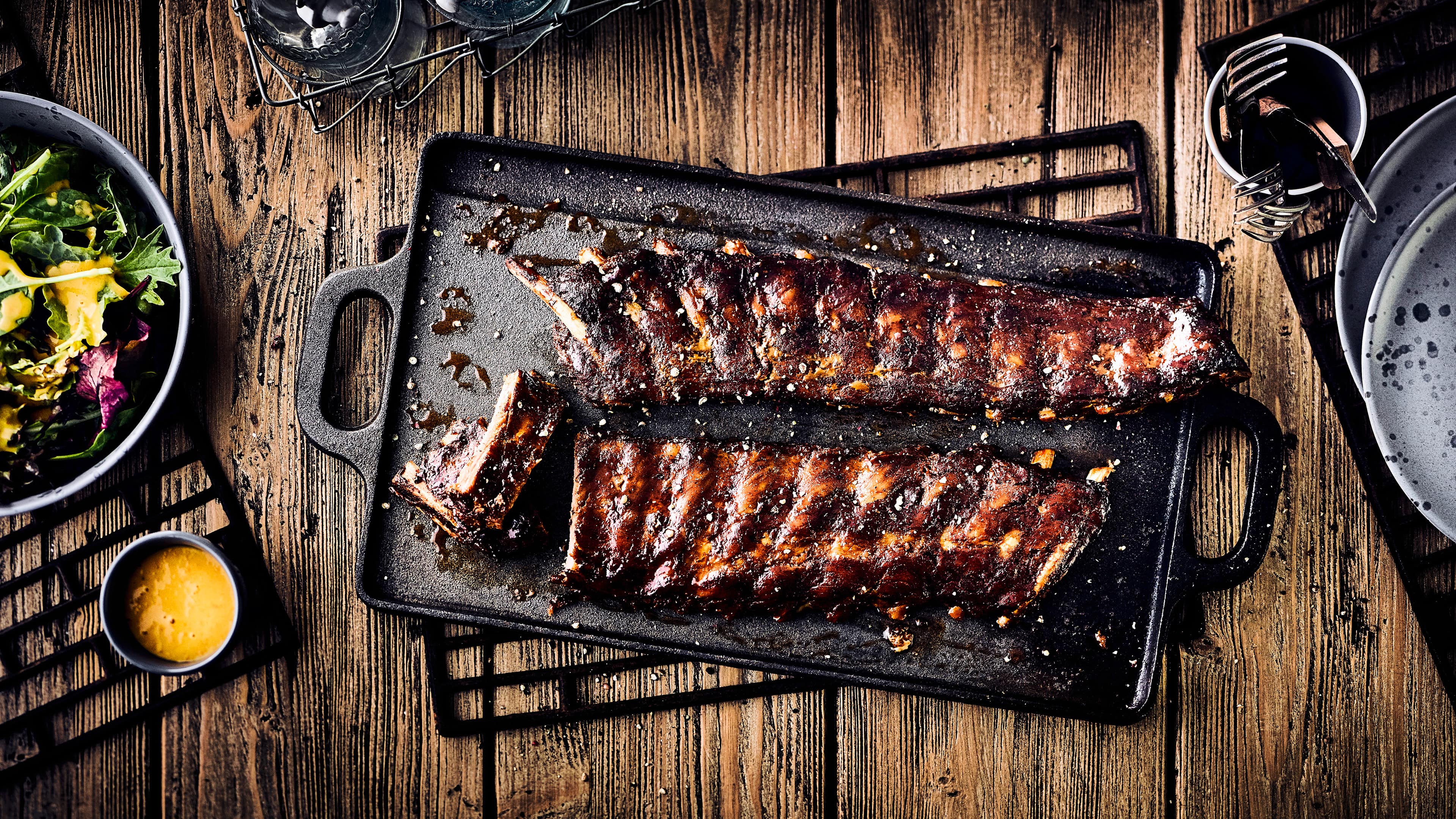 Spareribs mit buntem Salat Spareribs werden bei unserem Rezept pikant mariniert und während des Grillens mit Apfelsaft beträufelt. Dazu gibt es einen bunten Blattsalat.