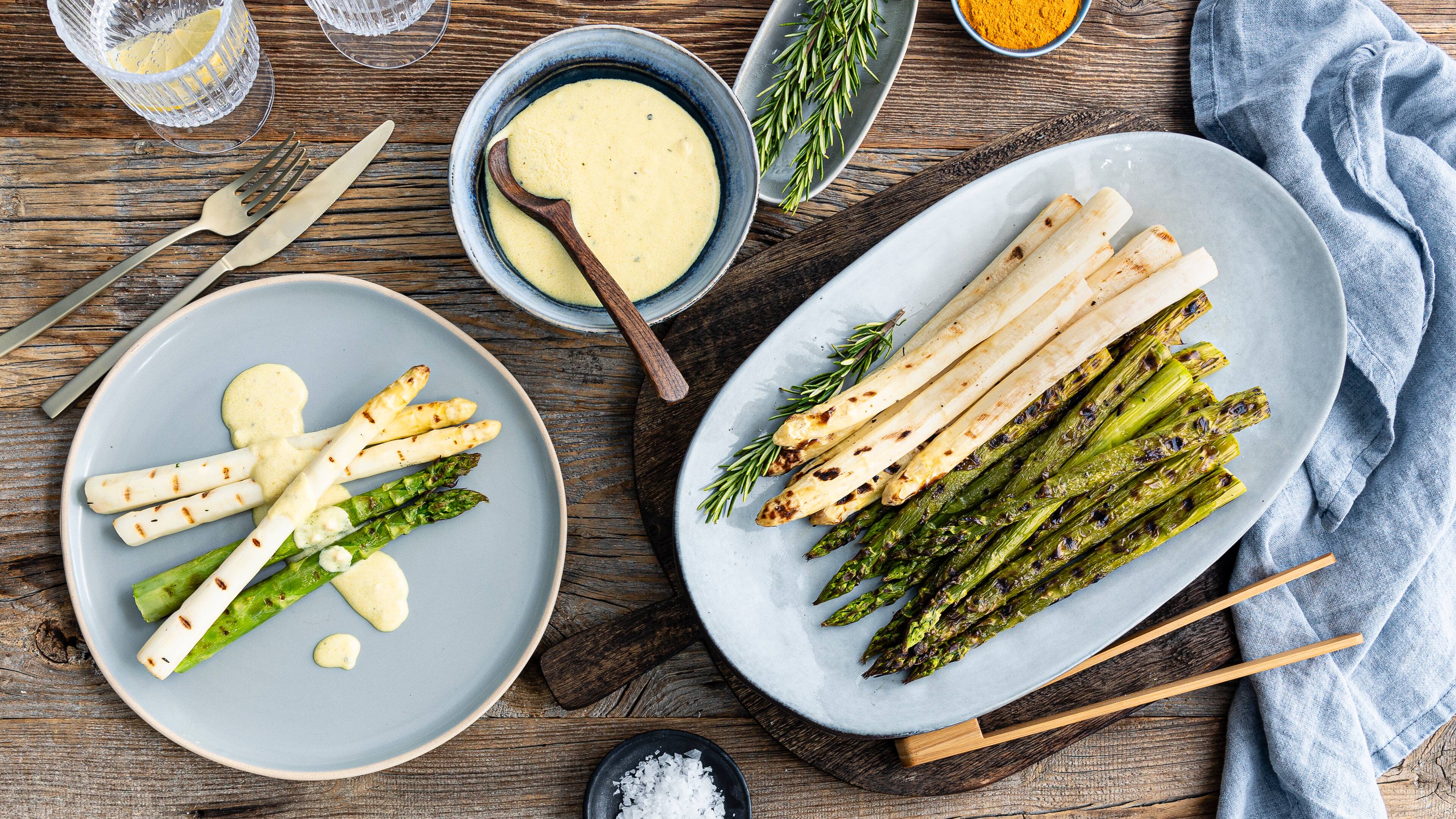 Spargel vom Grill mit veganer Sauce Hollandaise Spargel vom Grill mit veganer Sauce Hollandaise