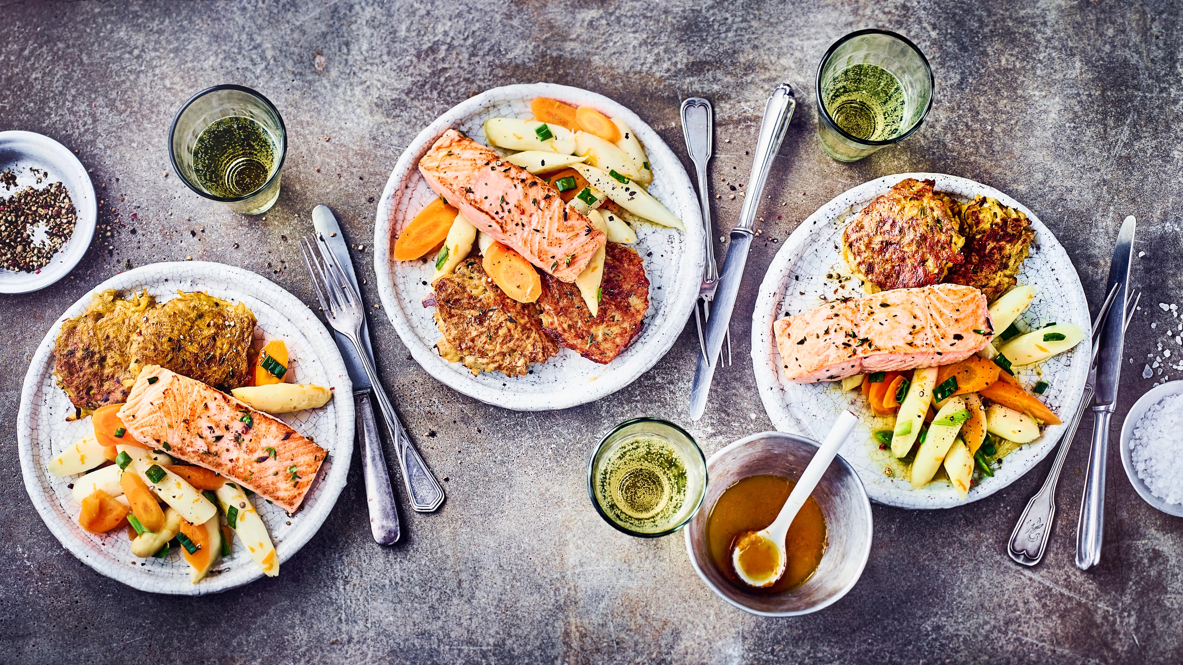 Spargelsalat mit Lachsfilet Leckeres Sommergericht: Probieren Sie unseren Spargel-Karotten-Salat mit Lachsfilet in Zitronengras-Marinade und selbstgebackene Kartoffelplätzchen!
