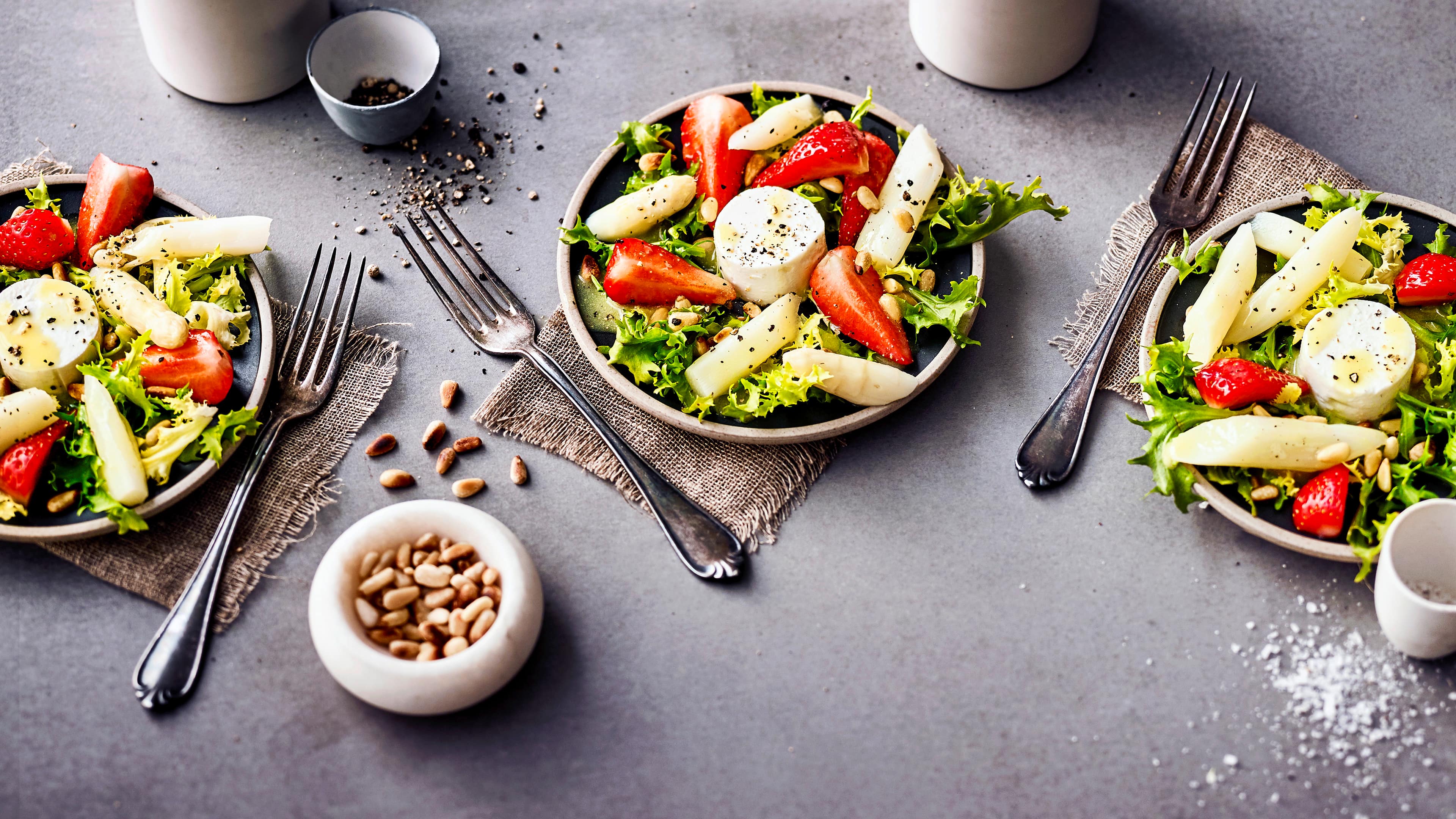 Spargelsalat mit Ziegenkäse Unser Tipp für ein fruchtig-leichtes Sommergericht: Probieren Sie unseren Spargelsalat mit Erdbeeren und Ziegenkäse mit einer Vinaigrette aus gerösteten Pinienkernen – pikant und lecker!