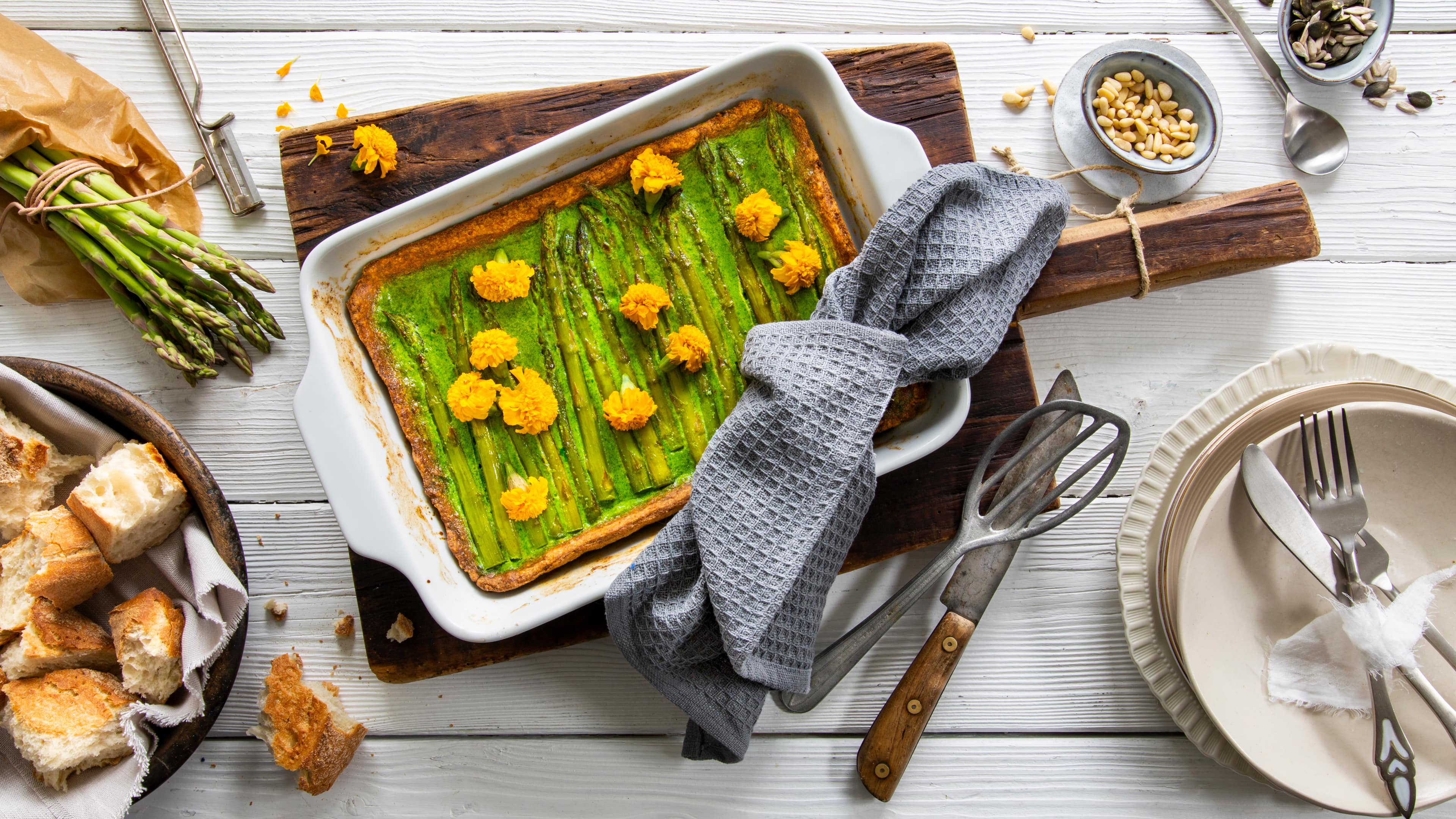 Spargeltarte Probieren Sie unser Spargeltarte-Rezept aus und bereiten Sie sich einen herrlich knusprigen Mürbeteig mit cremig-würziger Füllung mit Sahne und grünem Spargel zu.