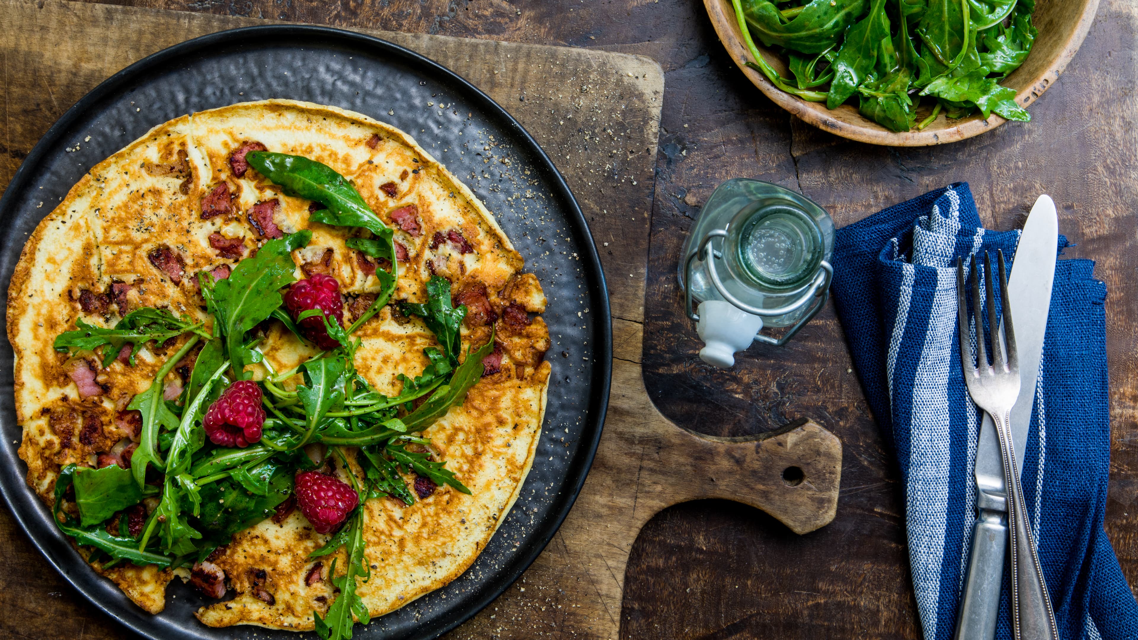 Süß trifft Salzig: Probieren Sie doch einmal Speckpfannkuchen mit einem Rucola-Beerensalat. Klassisch, schnell und super lecker!