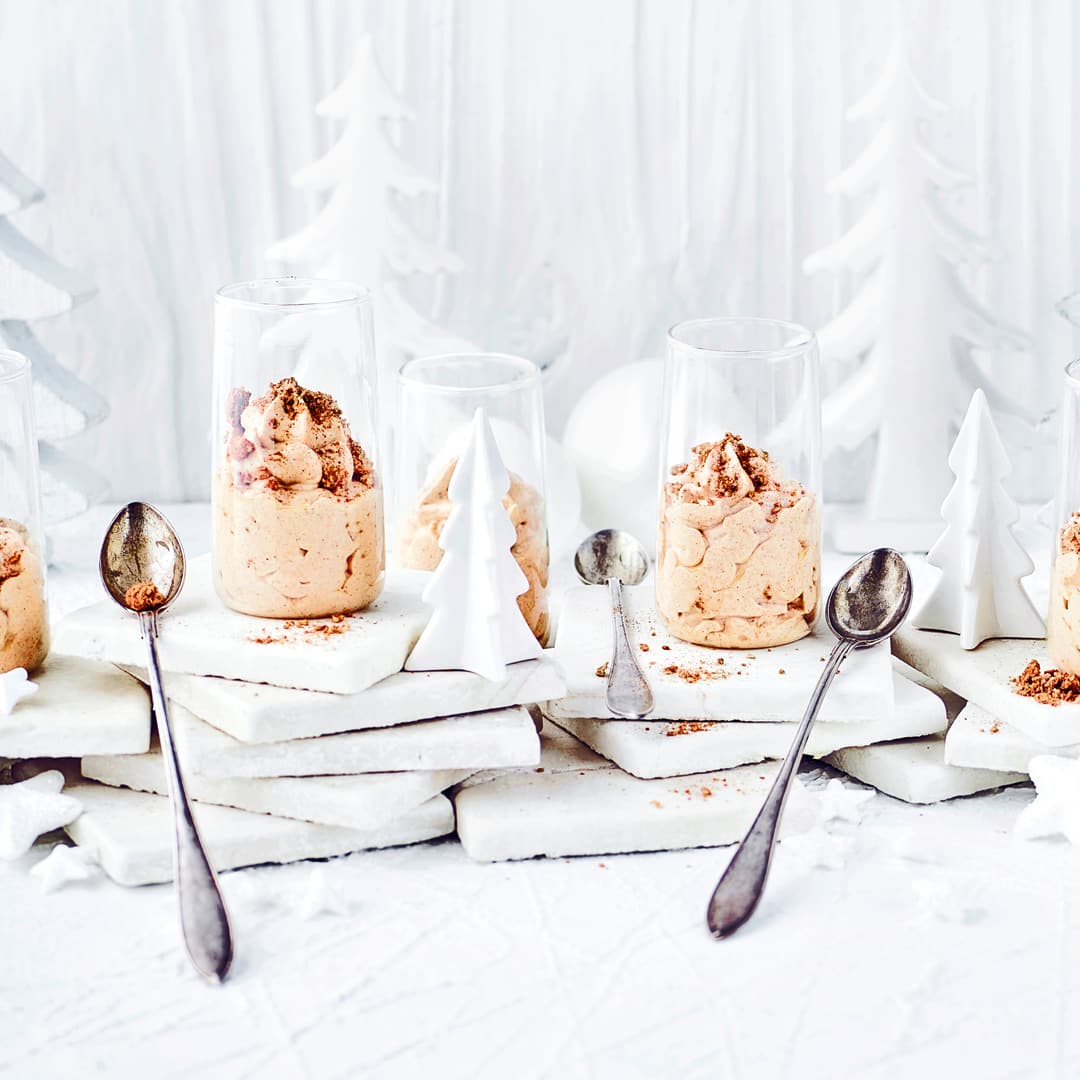 Unser Dessertvorschlag ist perfekt, um Ihre Gäste während der Weihnachtszeit zu verwöhnen. Die süße Creme wird dekorativ im Glas serviert.