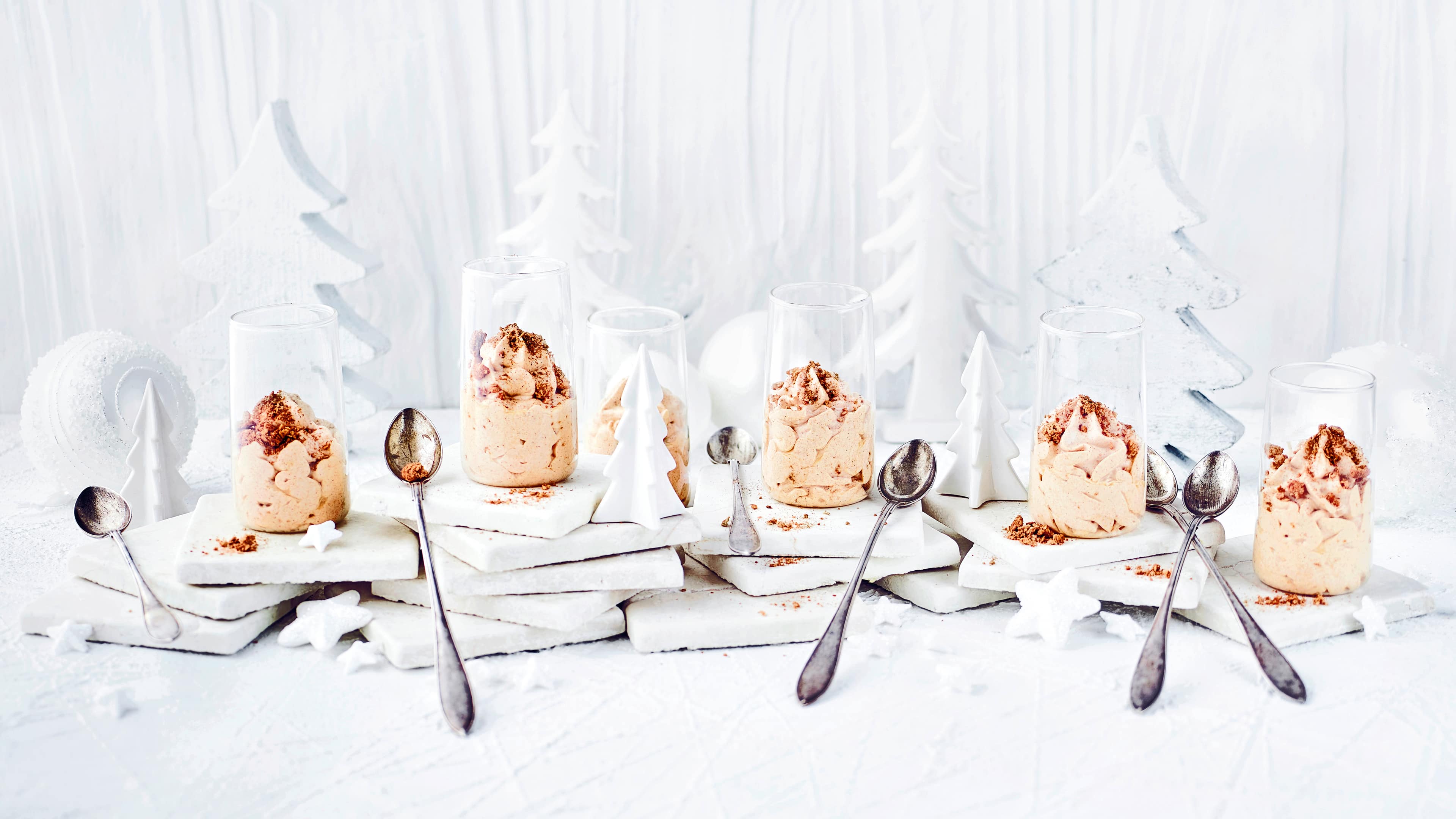 Unser Dessertvorschlag ist perfekt, um Ihre Gäste während der Weihnachtszeit zu verwöhnen. Die süße Creme wird dekorativ im Glas serviert.