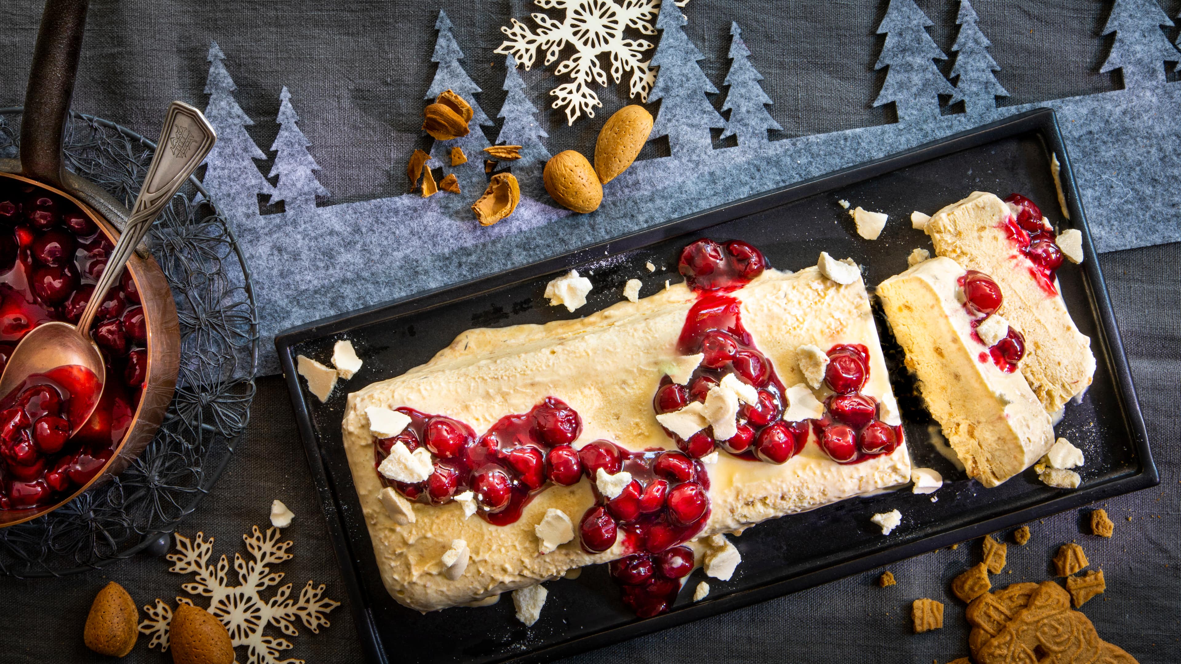 Spekulatius Parfait Diesen Nachtisch müssen Sie Ihren Gästen vorher ankündigen, damit unbedingt noch Platz fürs Dessert gelassen wird: Unser Spekulatius Parfait mit heißen Kirschen!