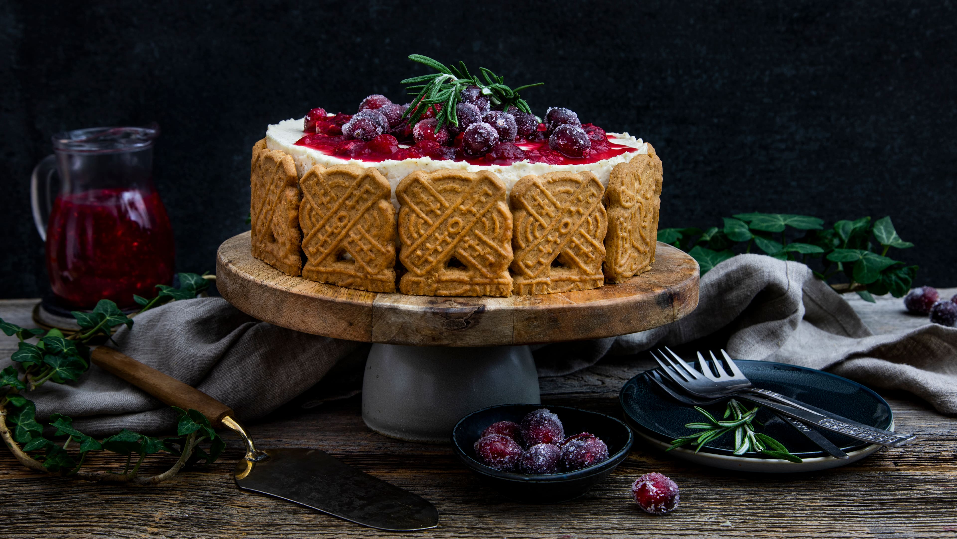 Spekulatius Torte Das perfekte Dessert fürs Weihnachtsessen oder ein gelungener Kuchen für den Adventskaffee: Und unbedingt Spekulatius auf Vorrat kaufen, damit Sie diese Spekulatius-Torte mit köstlicher Creme und Cranberry-Soße auch später noch zubereiten können.