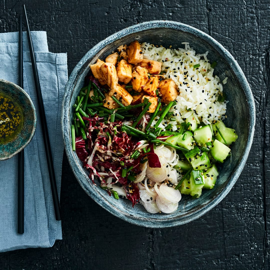 Von Bowls können wir gar nicht genug bekommen und da es so viele Möglichkeiten gibt, präsentieren wir hier eine davon: Unsere Spicy Bowl mit Lachs und Radicchio.