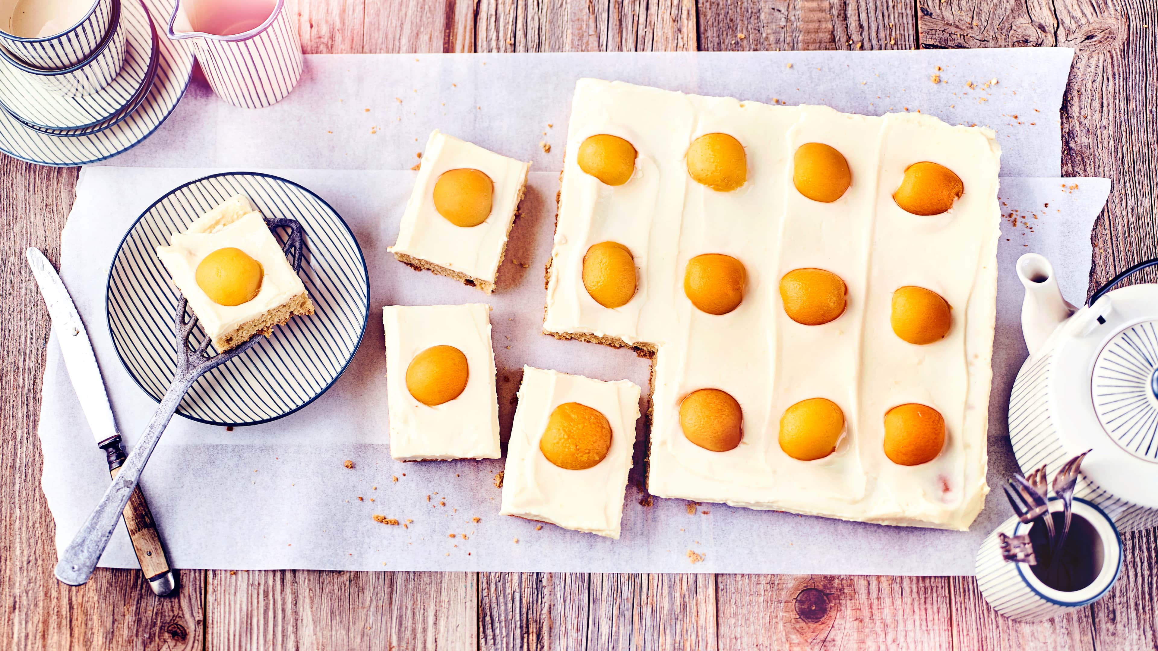 Spiegeleikuchen Spiegeleier zum Nachmittagskaffee? Mit unserem Spiegeleikuchen mit Vanillepudding und Aprikosenhälften verzücken Sie sich und Ihre Gäste.
