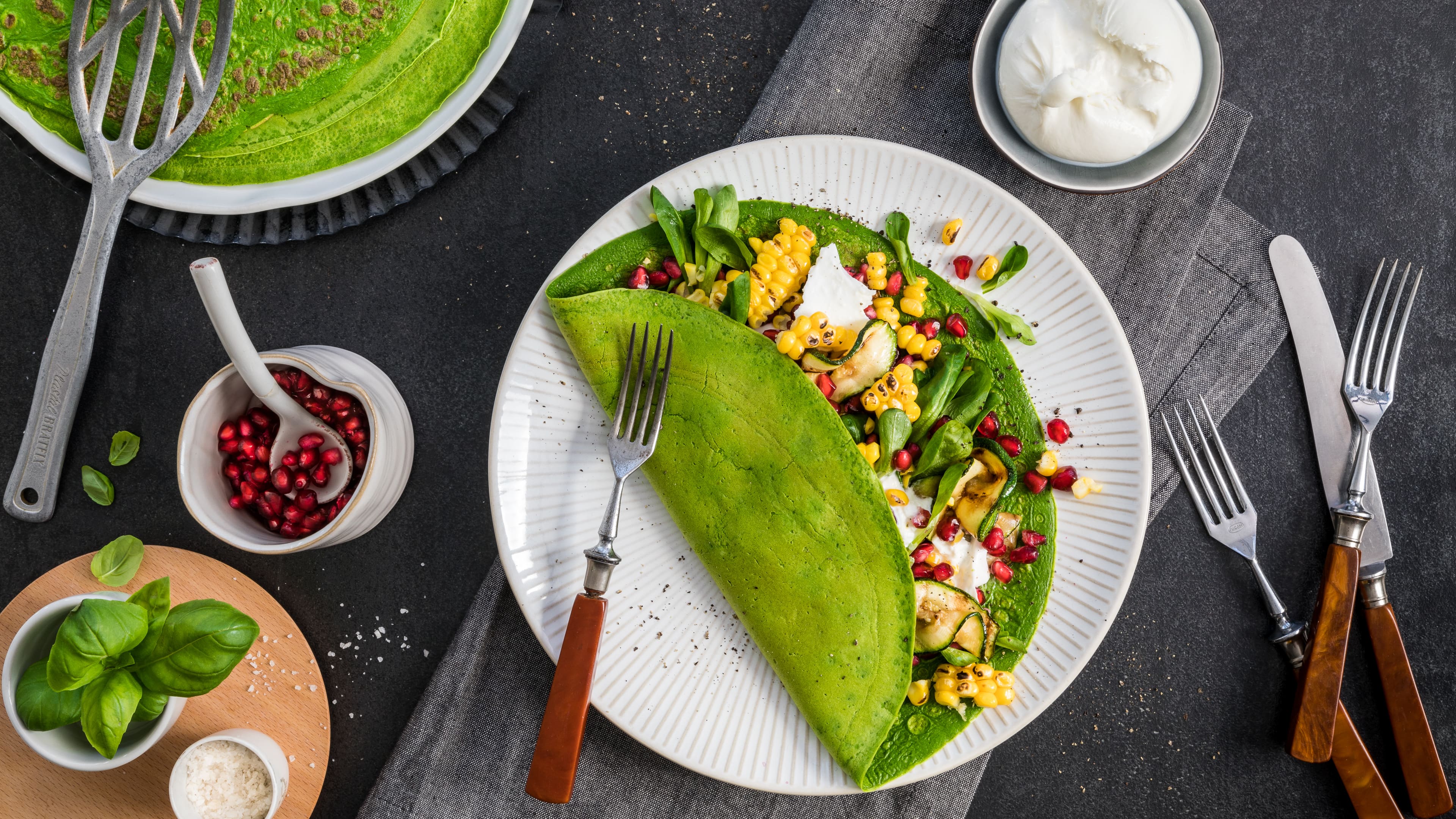 Spinat Crêpe Selbstgemachte Spinat Crêpes mit Grillgemüse und Feldsalat und frischem Burrata sind nicht nur optisch ein Highligt: Sie schmecken auch noch herzhaft frisch.