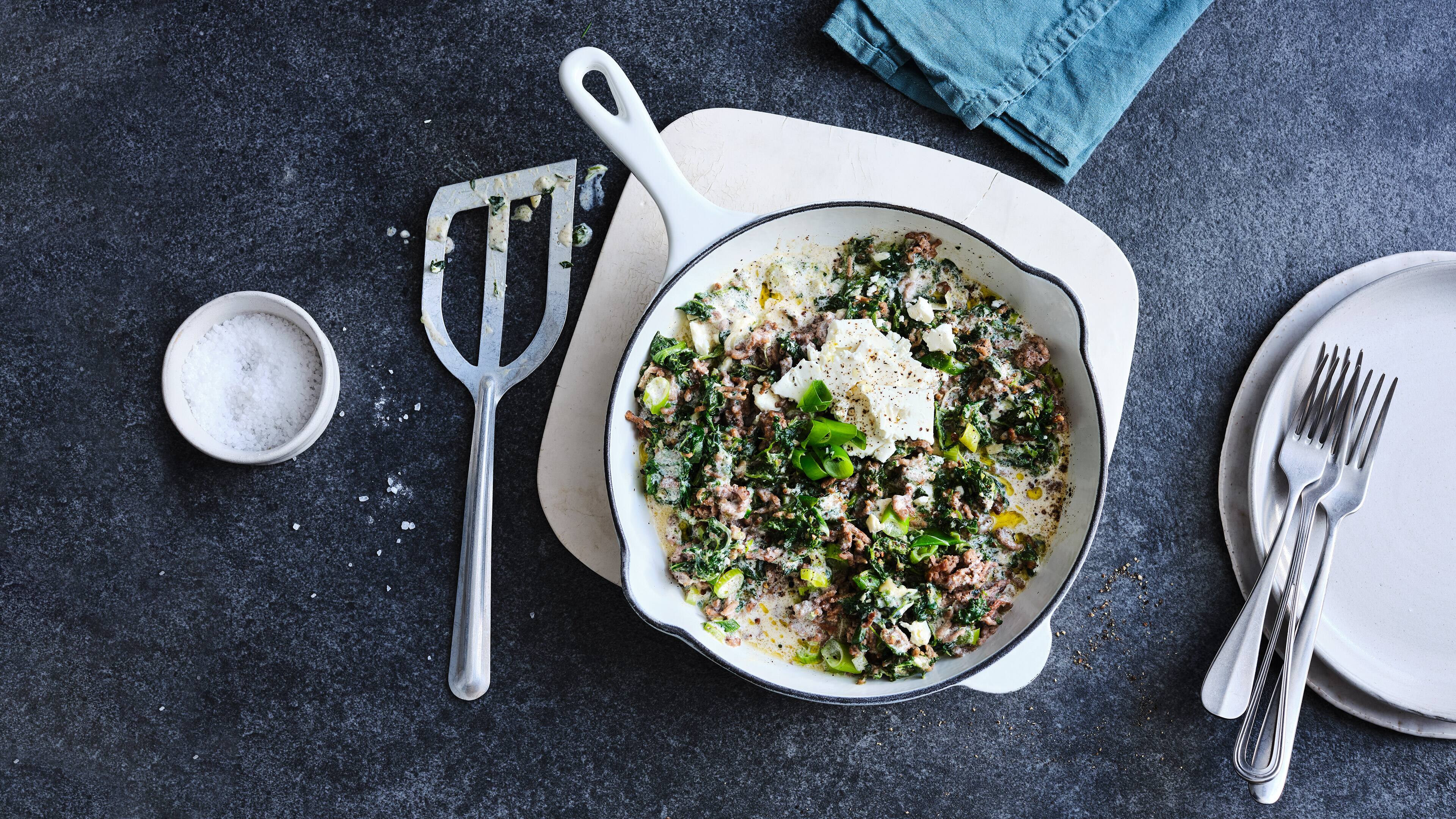 Spinat-Hack-Pfanne mit Hirtenkäse Ein Rezept mit nur 5 Zutaten muss nicht immer Nudeln mit Tomatensoße sein. Probieren Sie doch mal unsere Spinat-Hack-Pfanne mit Hirtenkäse und Crème fraîche.