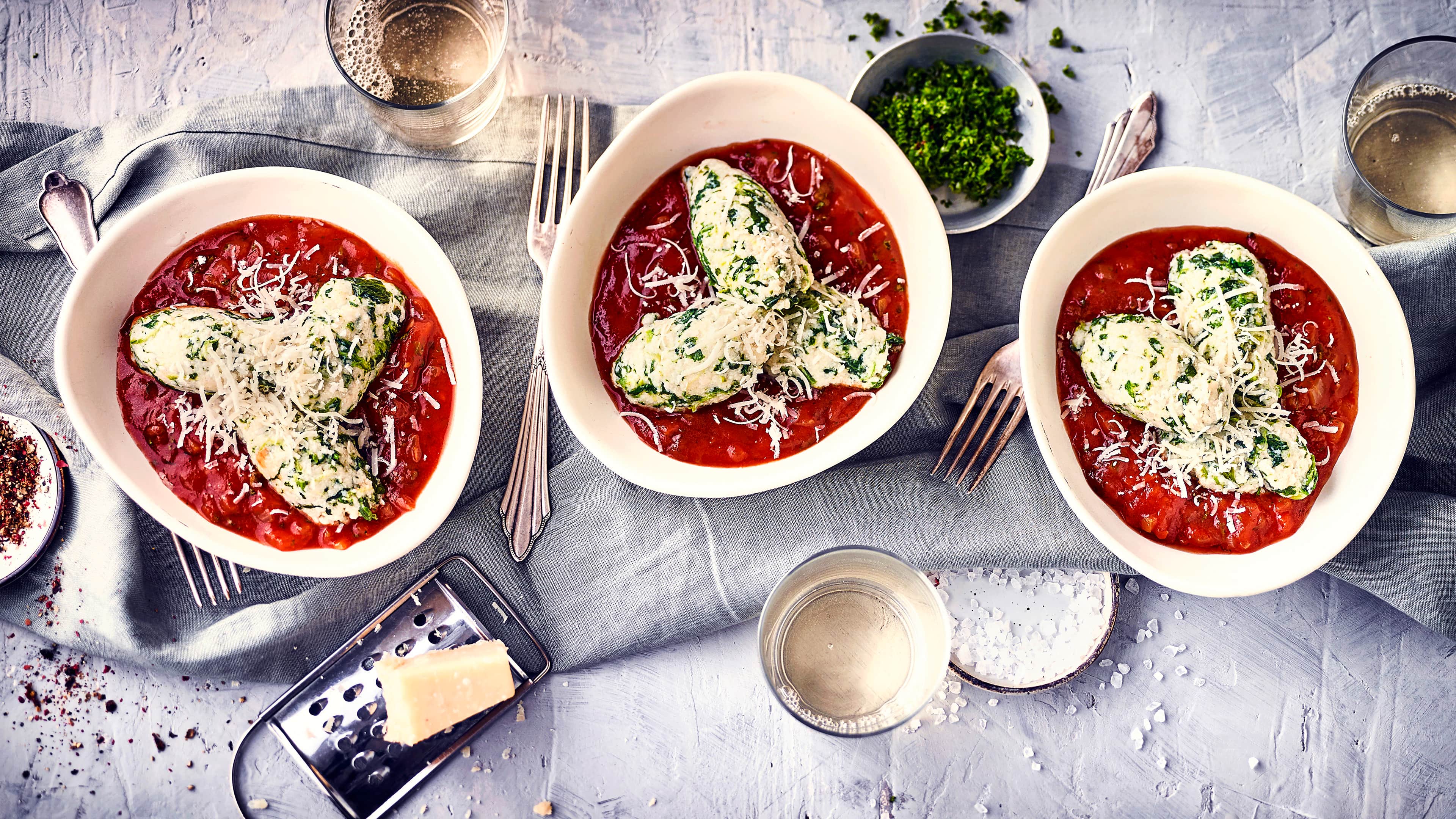 Spinat-Quark-Nocken In unserem Spinatnocken-Rezept verraten wir Ihnen, wie Sie Nocken beziehungsweise Gnocchi selbst herstellen können.