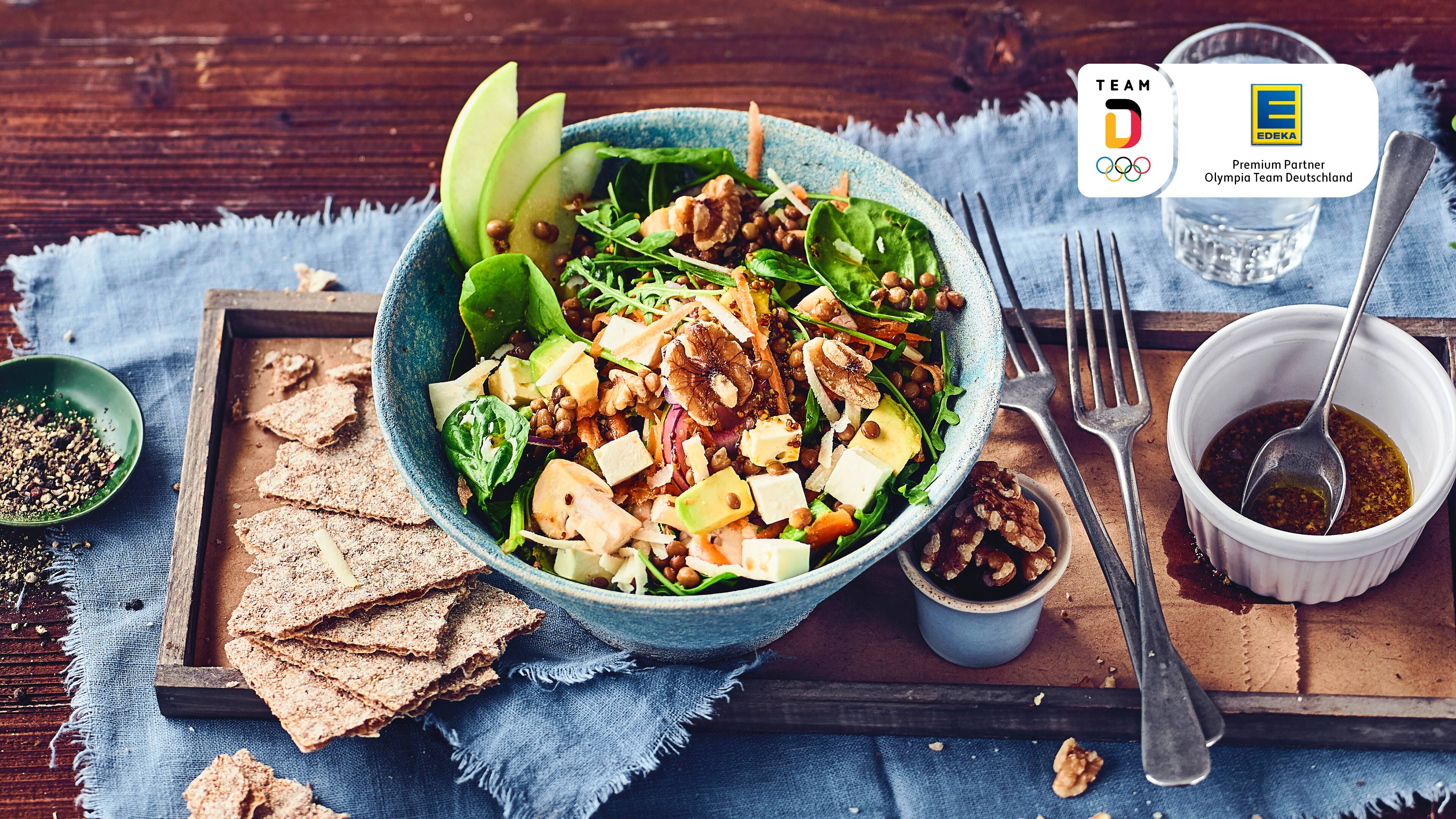 Knackig frischer Salat mit extra viel Power. Unser Rezept für Spinat-Rucola-Feta-Salat mit Avocado kombiniert viel frisches Gemüse mit fruchtigem Dressing!