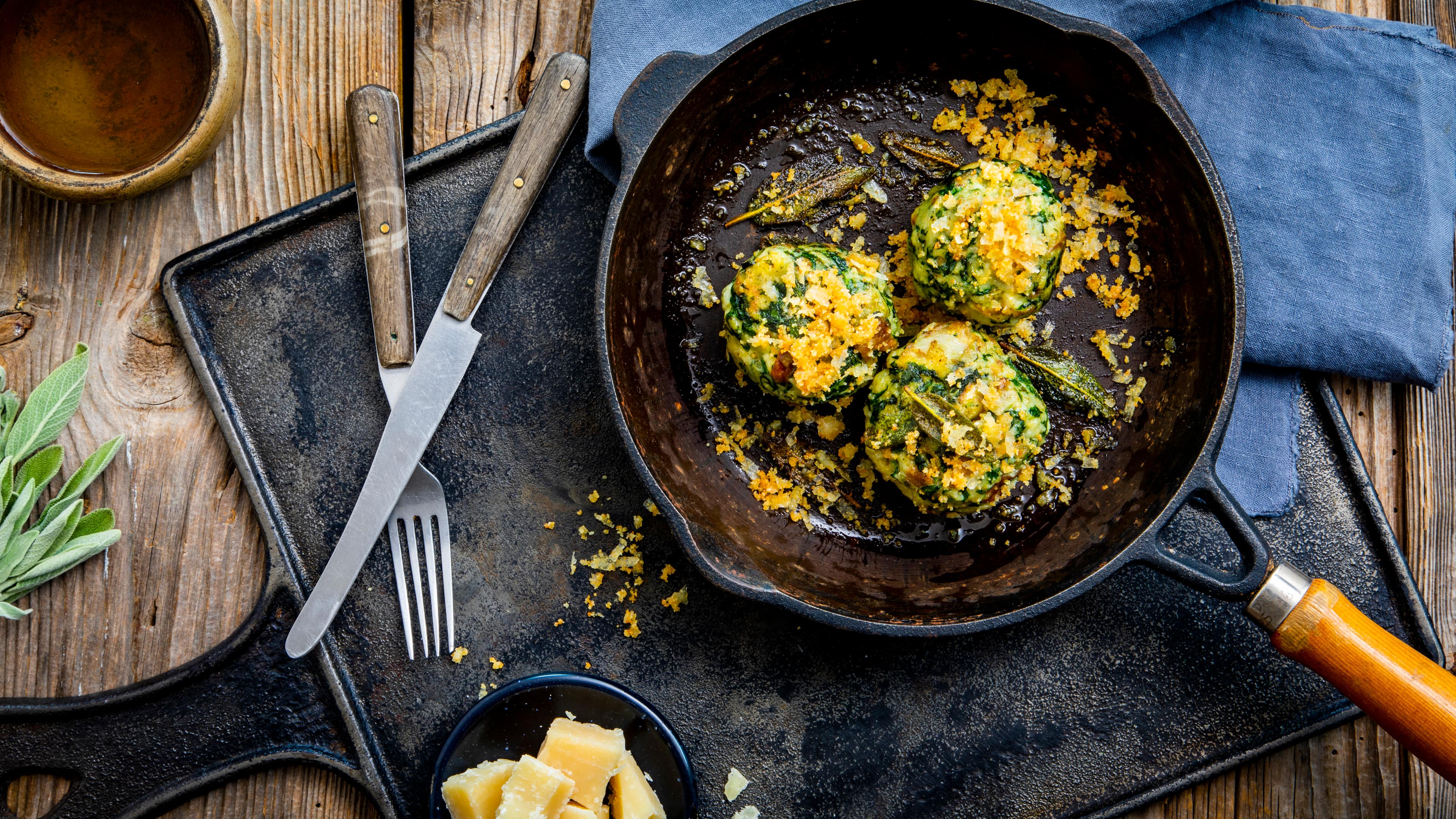 Spinatknödel Kochen wie in Südtirol! Bereiten Sie mithilfe unseres Rezepts herzhafte Spinatknödel mit Muskat, Salbei und Parmesan-Topping zu. Ein leckeres Hauptgericht!