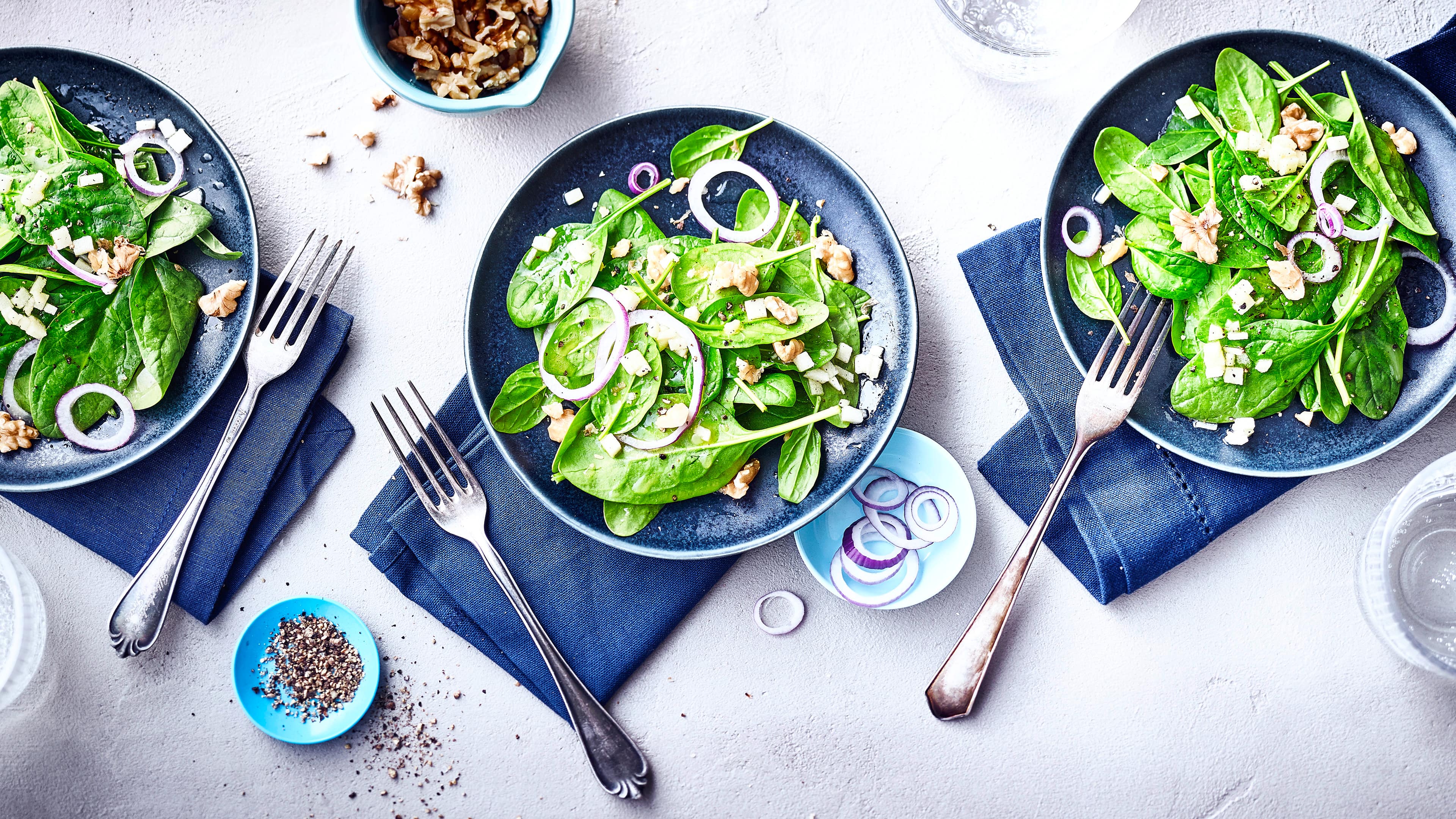Spinatsalat mit Walnüssen Salat aus Spinat mit einem fruchtigen Apfel-Orangen-Dressing.