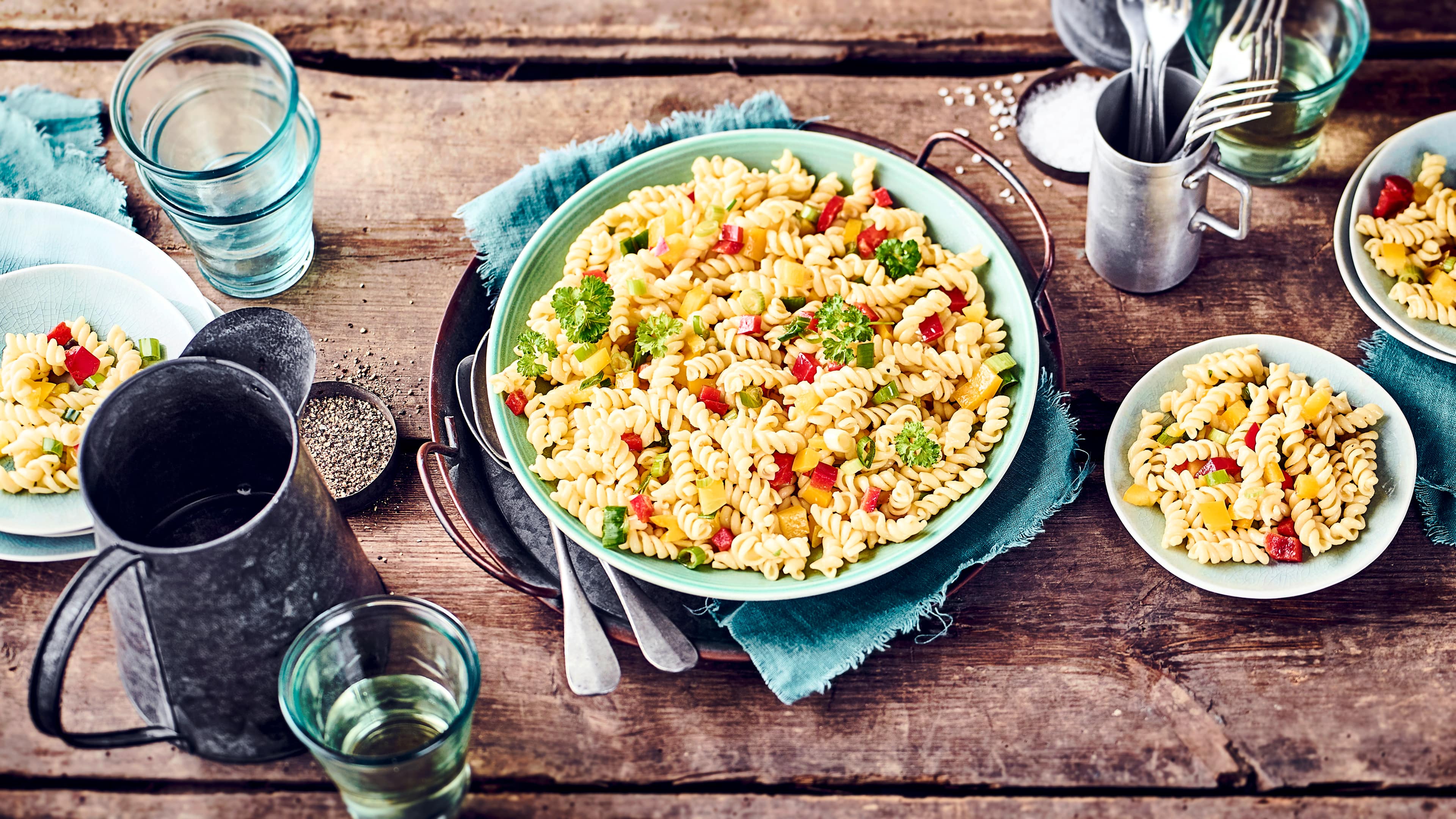 Spirelli-Salat Ein Nudelsalat für Ihr Party-Büfett, der sich fix zubereiten lässt: Probieren Sie unseren Spirelli-Salat mit frischer Paprika und Frühlingszwiebeln!
