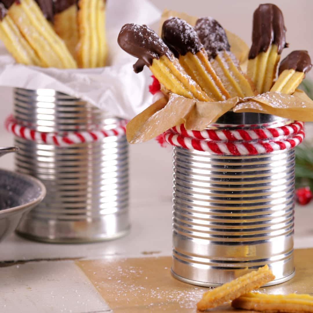 Unser Tipp für Ihre nächste Kinderparty: Probieren Sie unsere köstlichen Spritzgebäck-Pommes aus Butterteig mit Schokoladenkuvertüre!