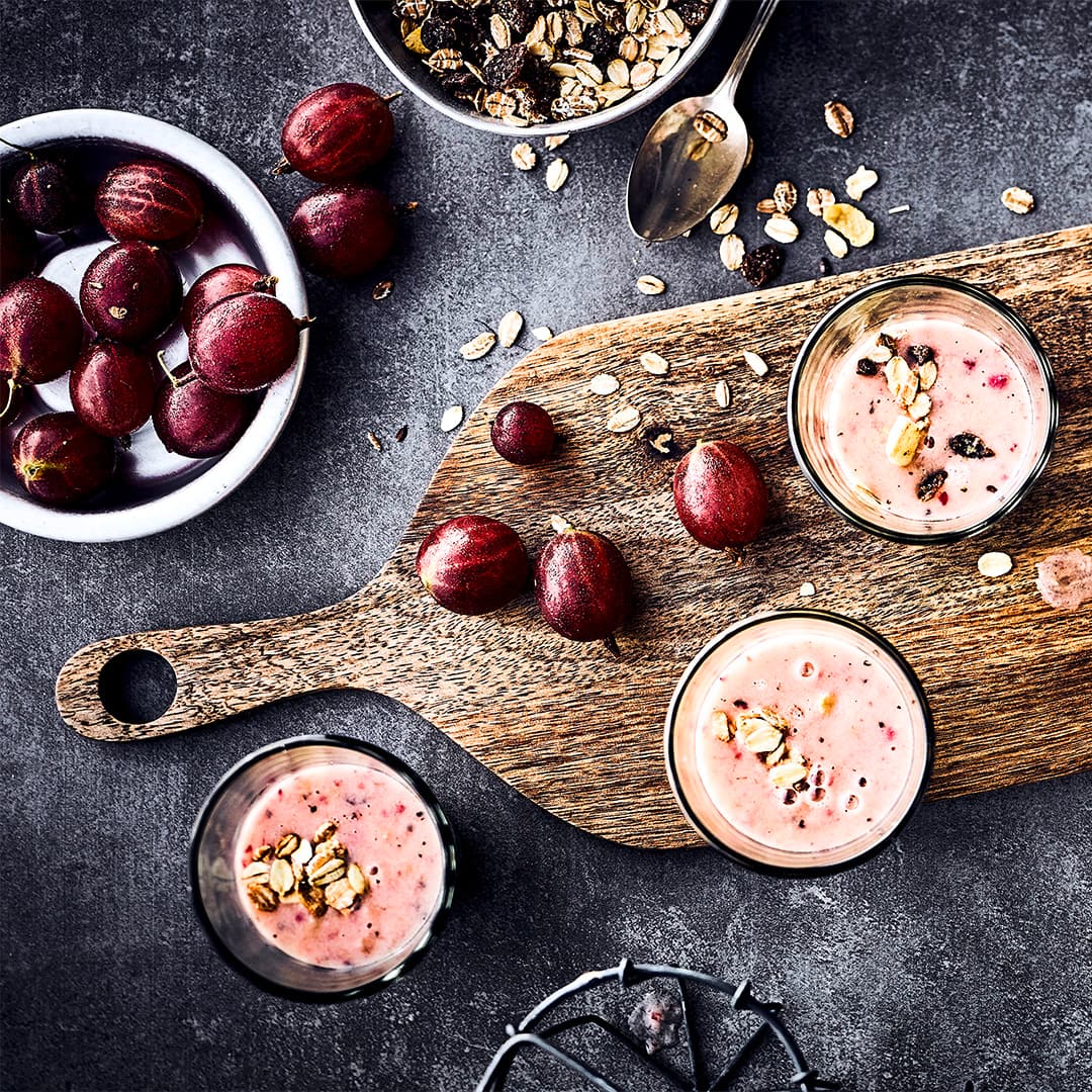 Herrlich erfrischend und in nur fünf Minuten trinkfertig: Unser Smoothie aus frischen Stachelbeeren, Kiwi, Fruchtsaft, Naturjoghurt und Honig!