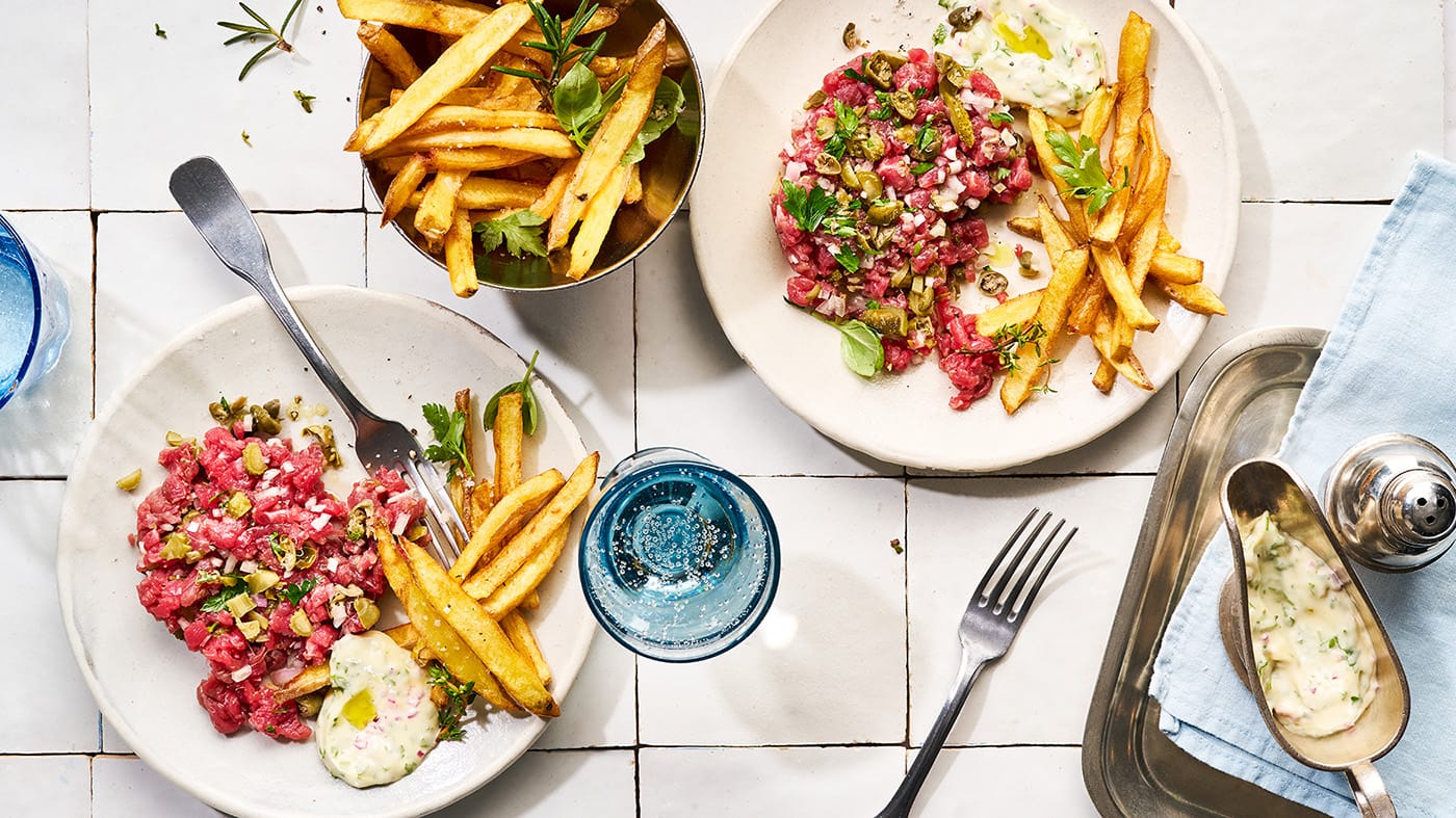 Steak Tatar mit Pommes Frites