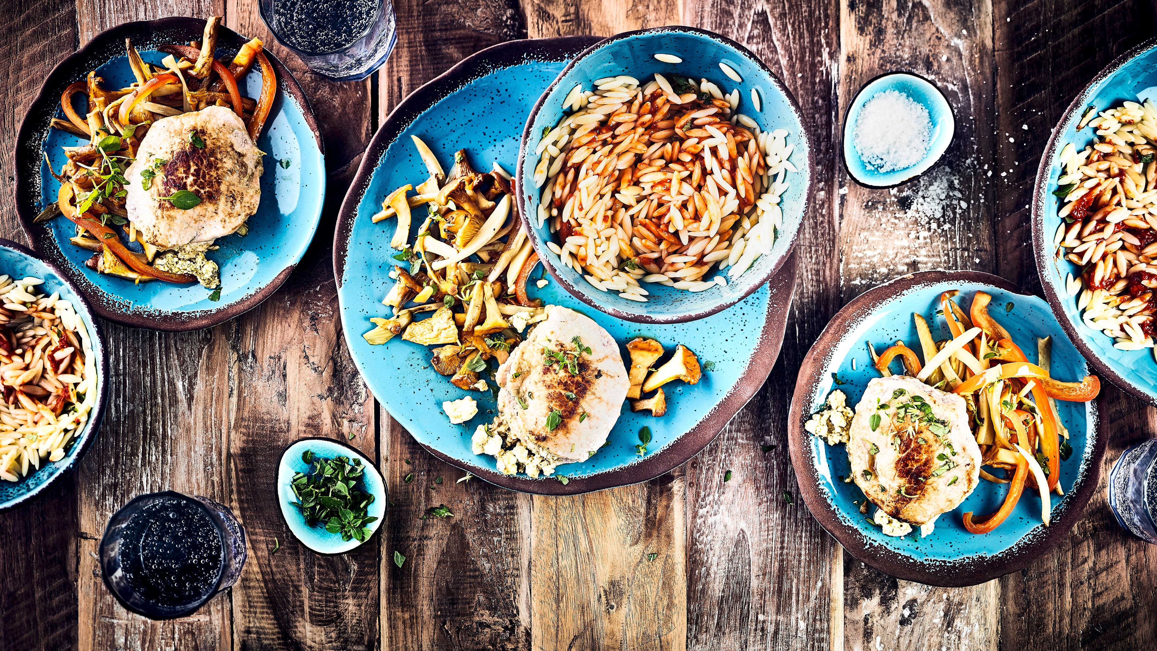 Unser Tipp für ein mediterranes Abendessen: Probieren Sie unser Rezept für gefüllte Steaks mit Käse und Pesto an Pfifferlinggemüse und Kritharaki aus.