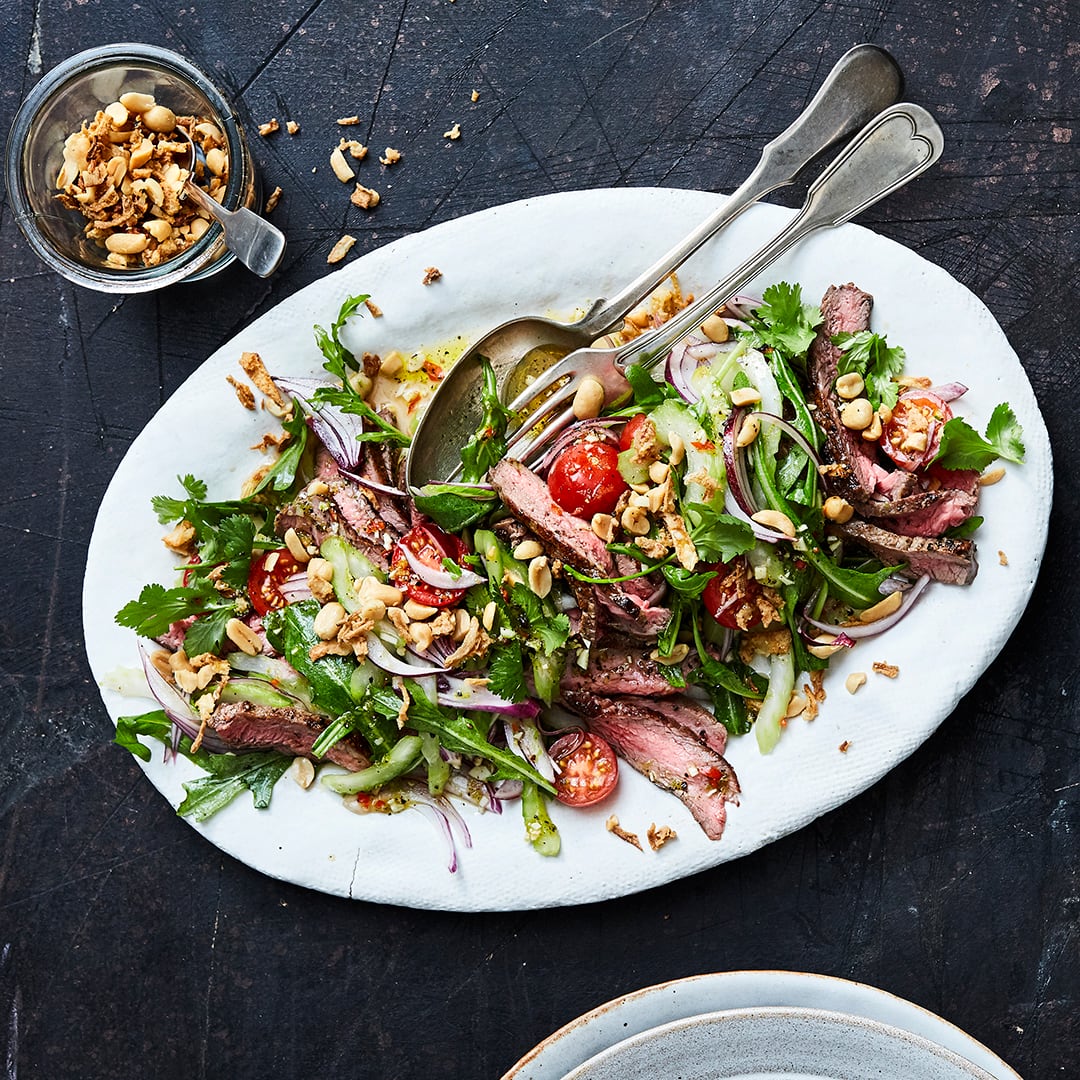 Leckere Steaks in Streifen geschnitten und als Salat mit Sellerie, Kirschtomaten, Rucola und Erdnüssen serviert – einfach köstlich.