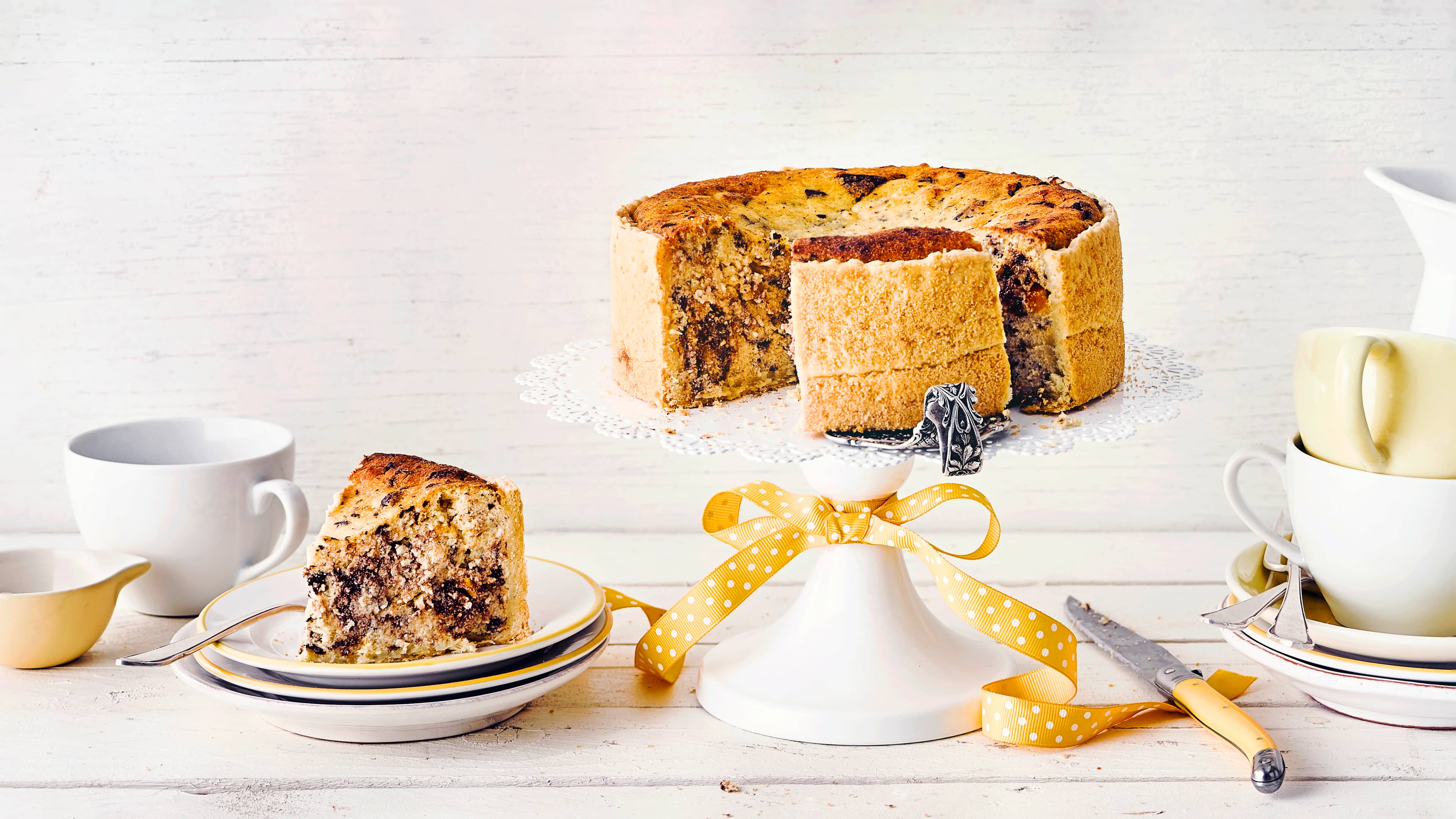 Käsekuchen der besonderen Art: Backen Sie Stracciatella-Kuchen nach unserem Rezept mit einer saftigen Frischkäse-Butter-Füllung, gehackter Zartbitter-Schokolade und Orangeat!