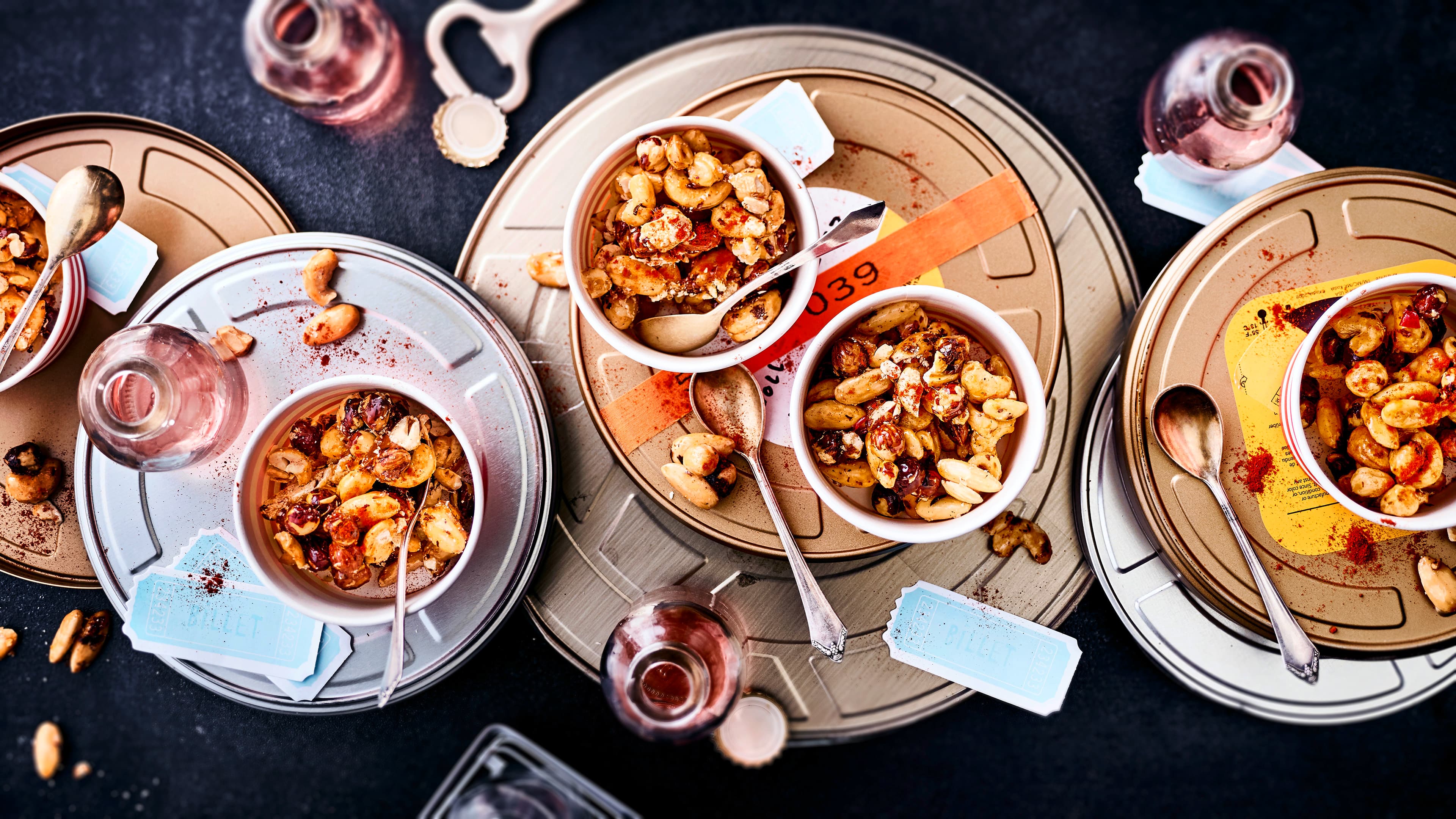 Süß-pikante Nüsse Diese leckere Knabberei haben Sie in 35 Minuten zubereitet: Probieren Sie unsere süß-pikante Mischung aus Cashewkernen, Mandeln und Haselnüssen gebacken mit Chili, Honig und Pfeffer!