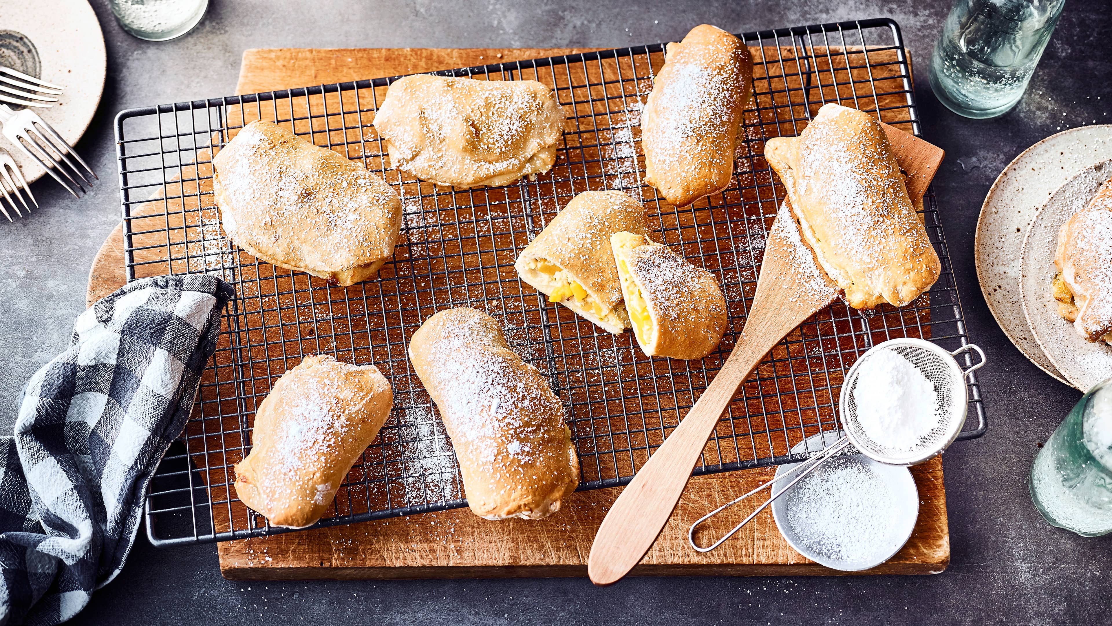 Süße Calzone vom Grill Dieses Gericht ist etwas für wahre Schleckermäulchen: Probieren Sie unsere süße Calzone vom Grill aus frischem Hefeteig mit einer sahnigen Füllung aus Mascarpone, Mango und Pistazienkernen!