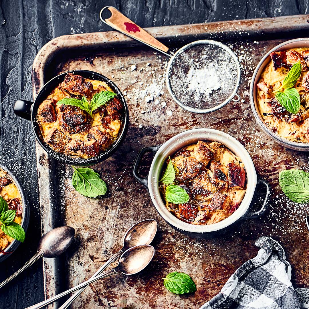 Unser unwiderstehlich duftender süßer Auflauf aus altbackenem Zopf und knackigen Äpfeln ist eine einfach zuzubereitende Köstlichkeit für jede Gelegenheit!