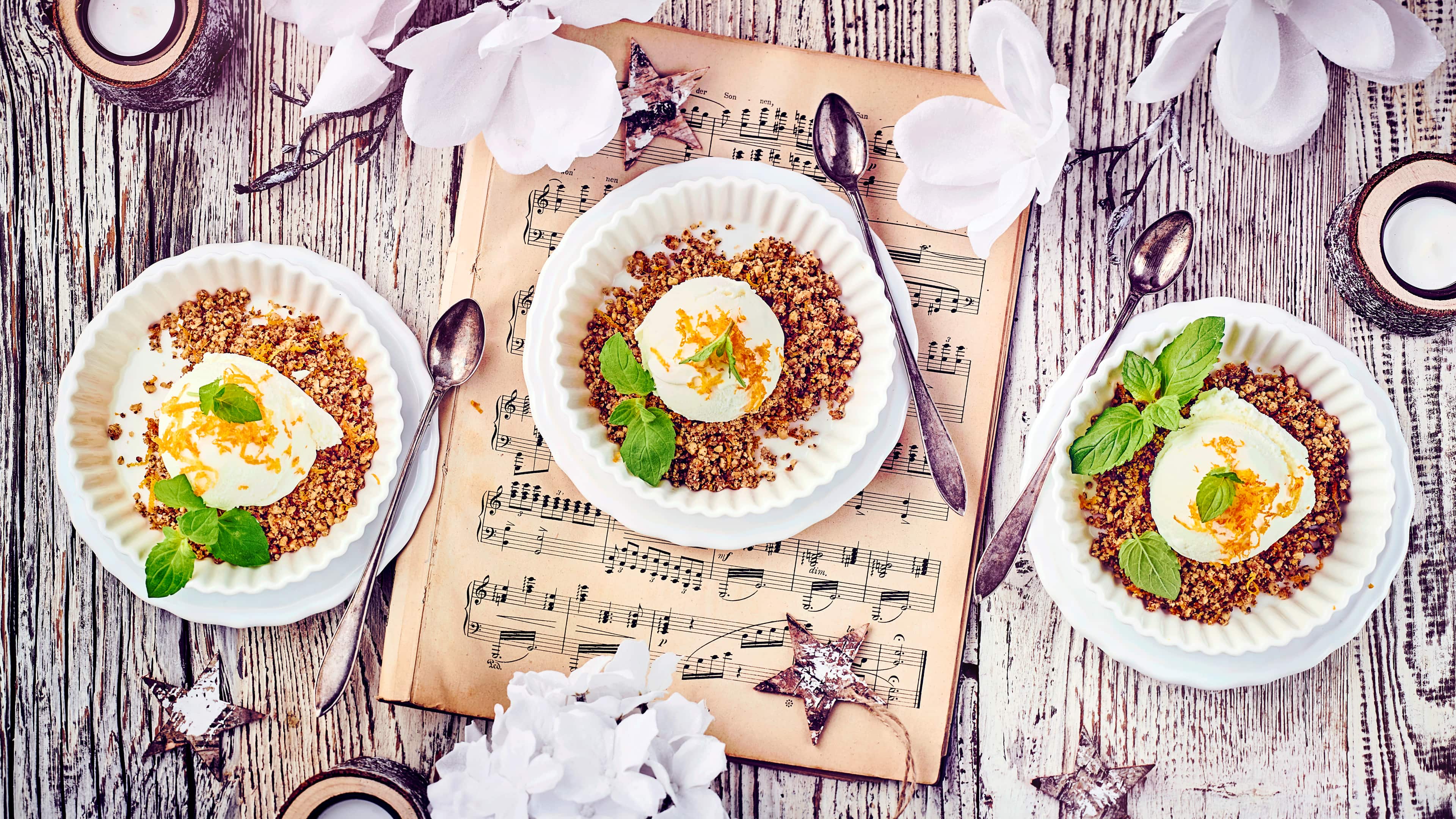 Süßes Quarkeis mit Vanille-Orangen-Crumble Ganz einfach ist unser Dessert fürs Weihnachtsfestmahl: Probieren Sie doch einmal selbstgemachtes süßes Quarkeis mit Vanille-Orangen-Crumble.
